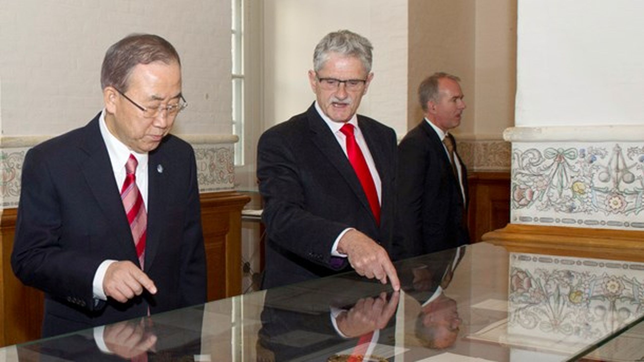 "Hvad
er nytteværdien af Lykketofts indsats for de mennesker, som betaler
for hans udskejelser, og
for de mennesker, som har et berettiget håb om, at deres elendige
vilkår vil blive forbedret?," spørger forhenværende ambassadør Niels Erik Andersen.