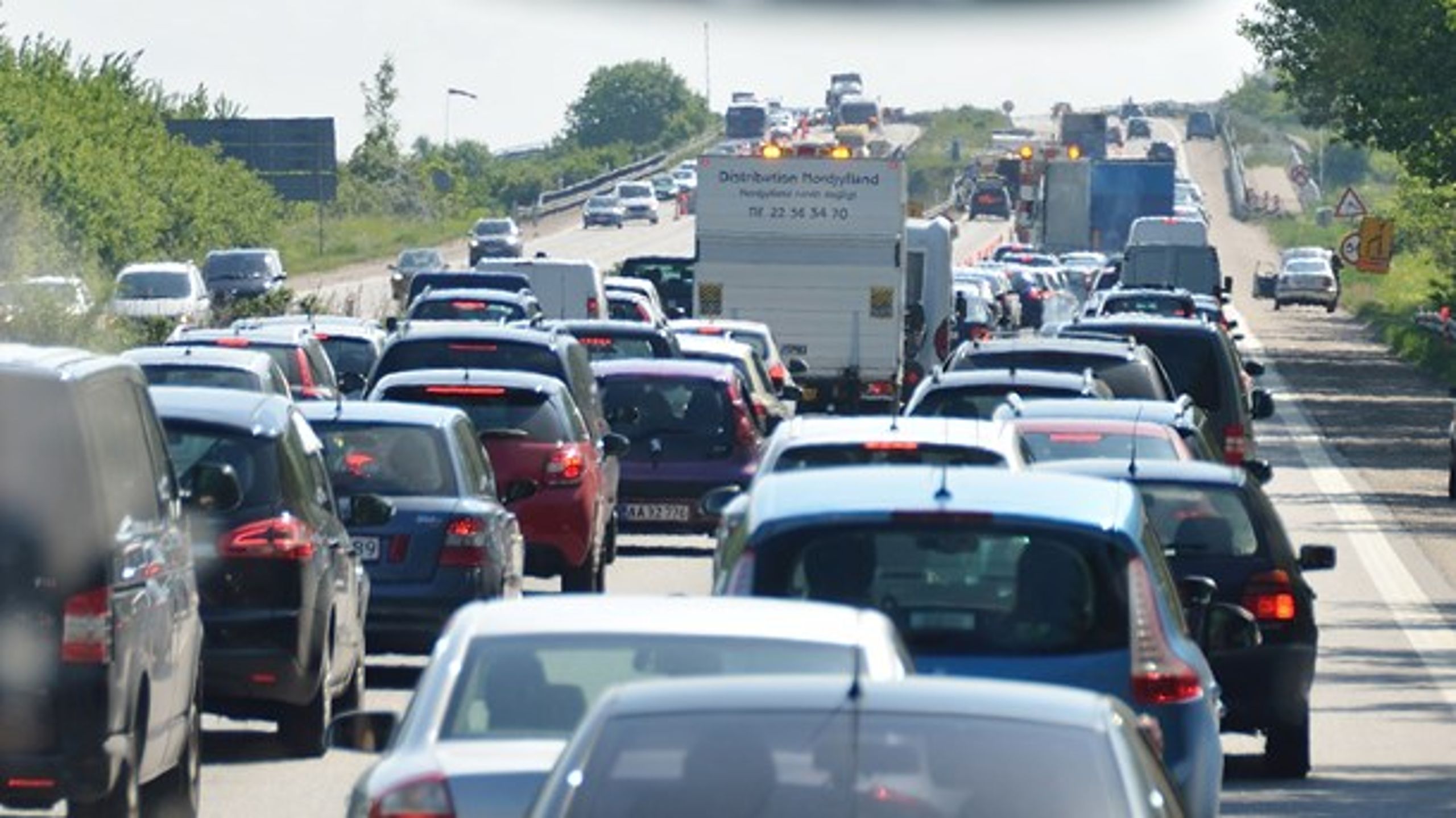Investeringer i vejene bør ikke komme i første række. Kig i stedet på mulighederne for at gøre det attraktivt at kombinere cykel, tog og samkørsel, skriver Christian Ege fra Det Økologiske Råd.