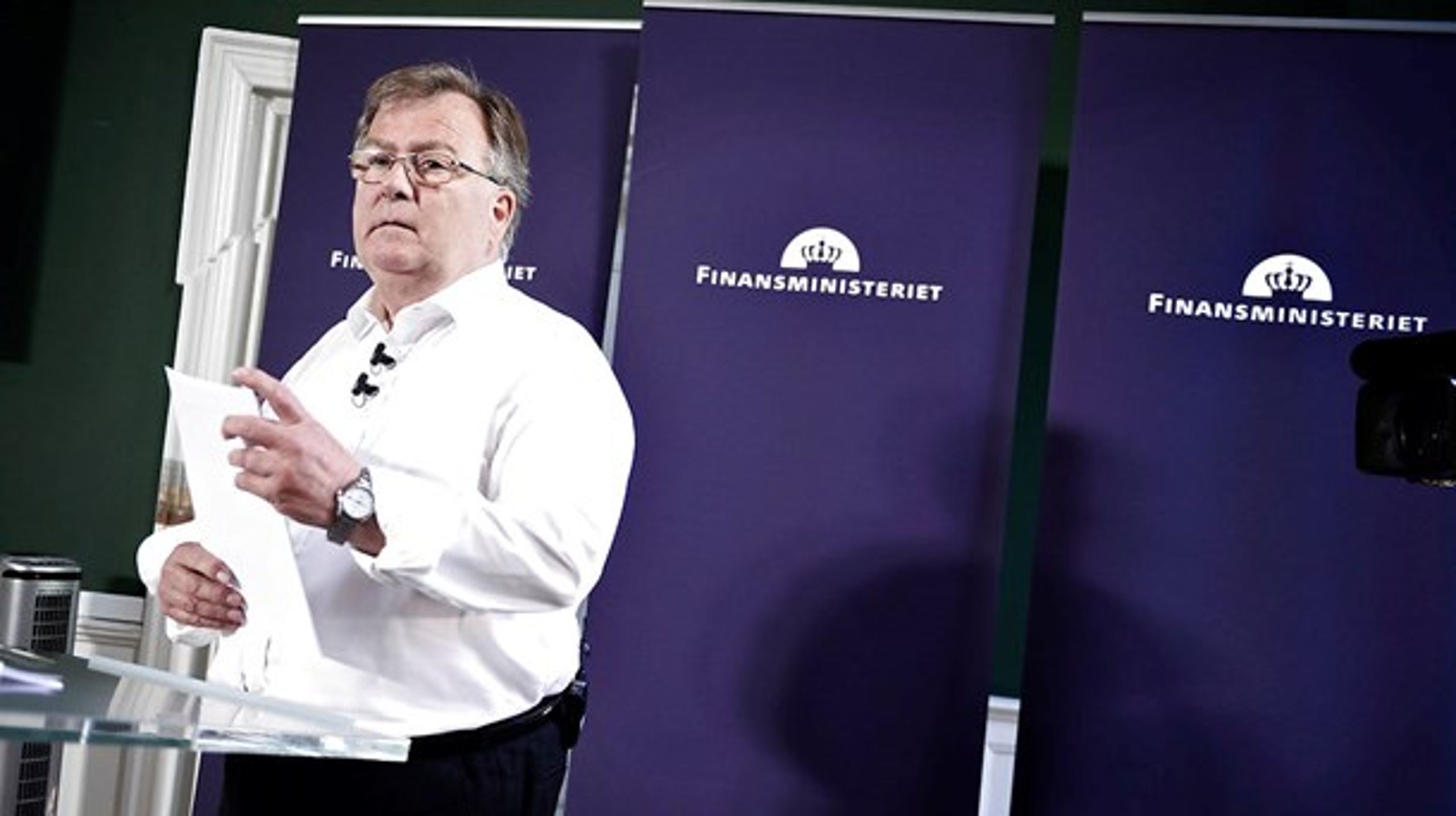 Finansministeriet oplyser, at der er indgået en aftale, som lukker et hul på 300 millioner kroner i dagpengeaftalen. Pengene findes ved at indføre brugerbetaling for studerende, der tager mere end en videregående uddannelse. <br>