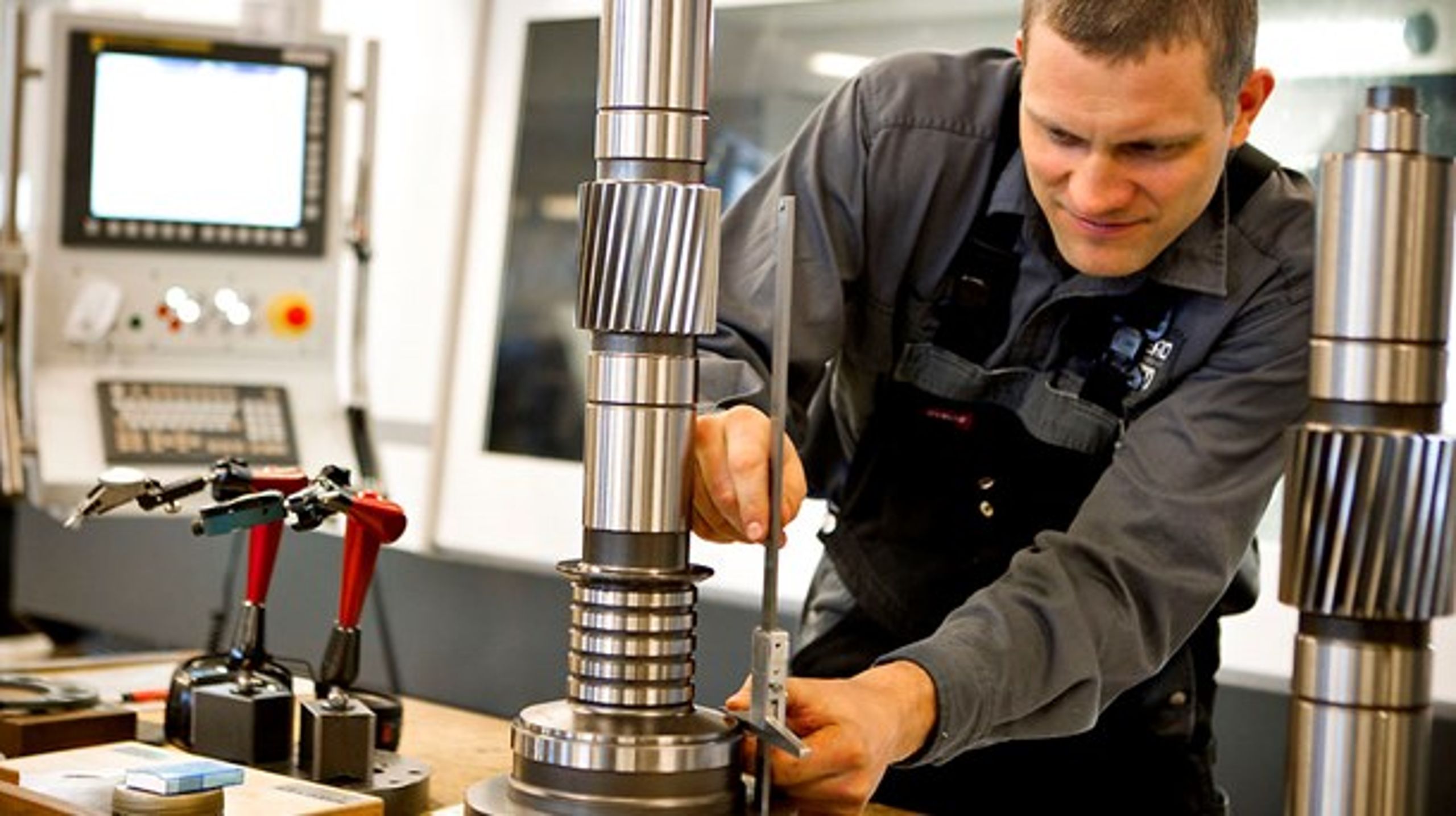 Industriteknikeren Kenneth fra Rødovre-virksomheden Top Gears. Hans slags er en mangelvare på mange danske virksomheder.<br>