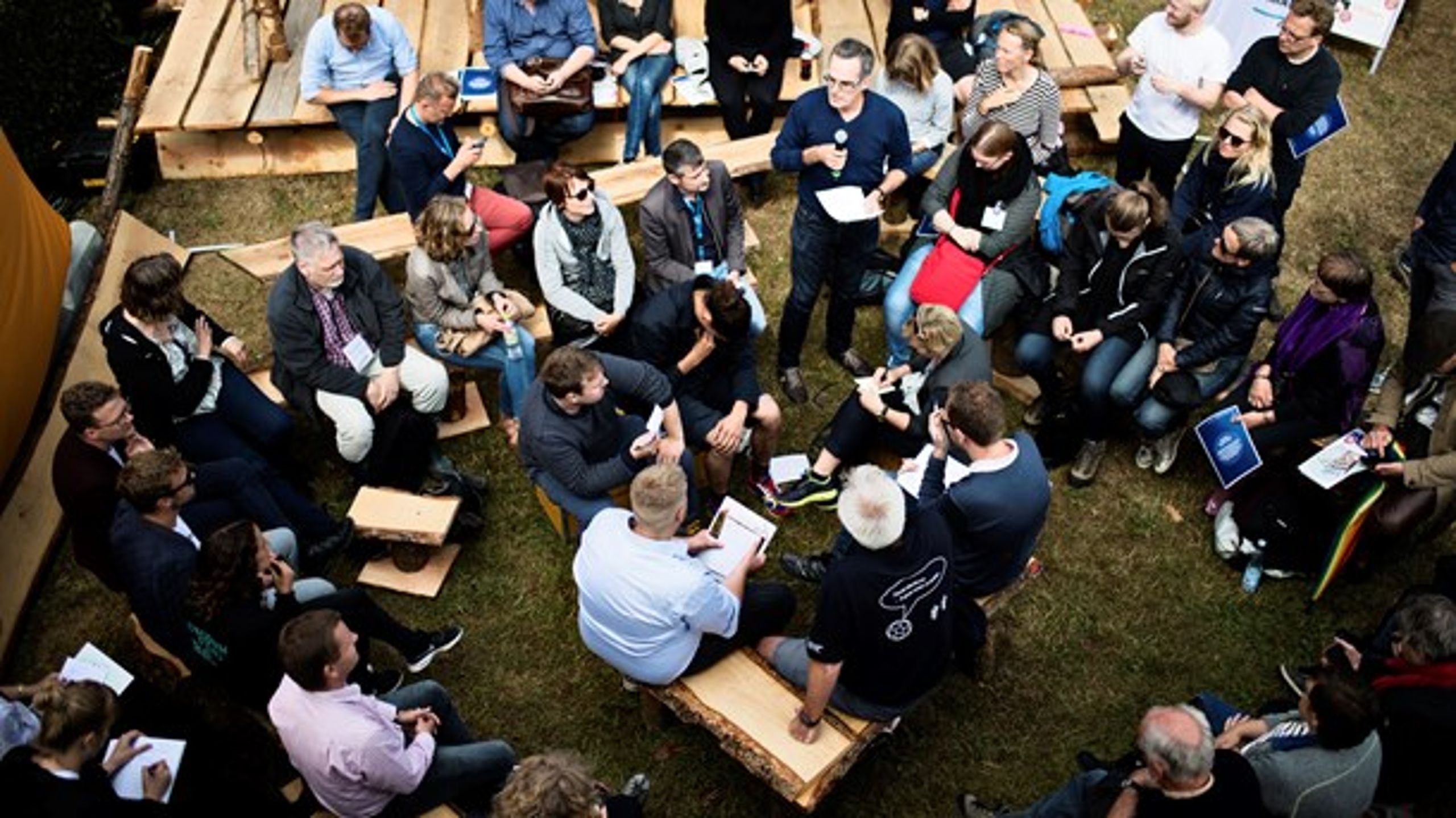 Se nu der. Altinget: civilsamfund taget på fersk gerning midt i en debat om foreningslivets fremtid. Det er professor Bjarne Ibsen, som er i færd med at fortælle panelet et par sandheder.