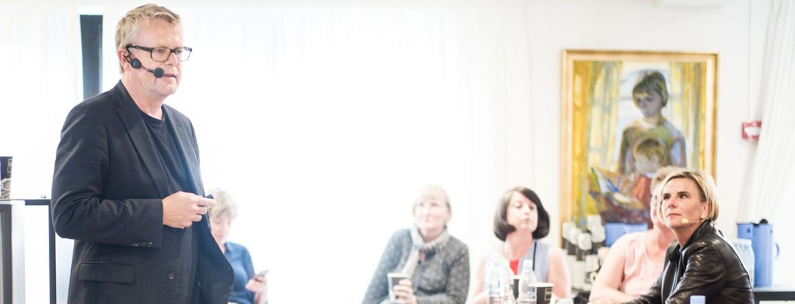 Peter Mose introducerer Hegelund &amp; Moses masterclass i lobbyisme på Grønbechs Hotels spisestue. I år handlede det om lobby-turn around, hvor man både tænker på sit bagland og ekstern interessevaretagelse. Til højre repræsentanter for de organisationer, der medvirkede.