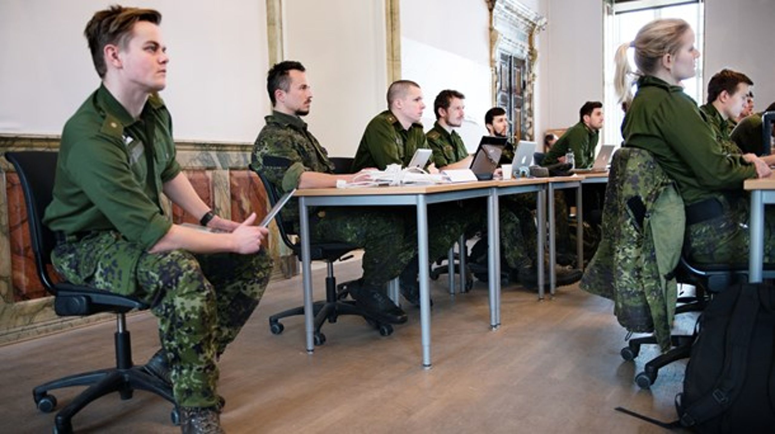 Forsvaret vil sætte en prop i afgangen af medarbejdere. Forsvarets uddannelser skal blandt andet gøres mere sammenlignelige med&nbsp;det civile uddannelsessystem.&nbsp;&nbsp;