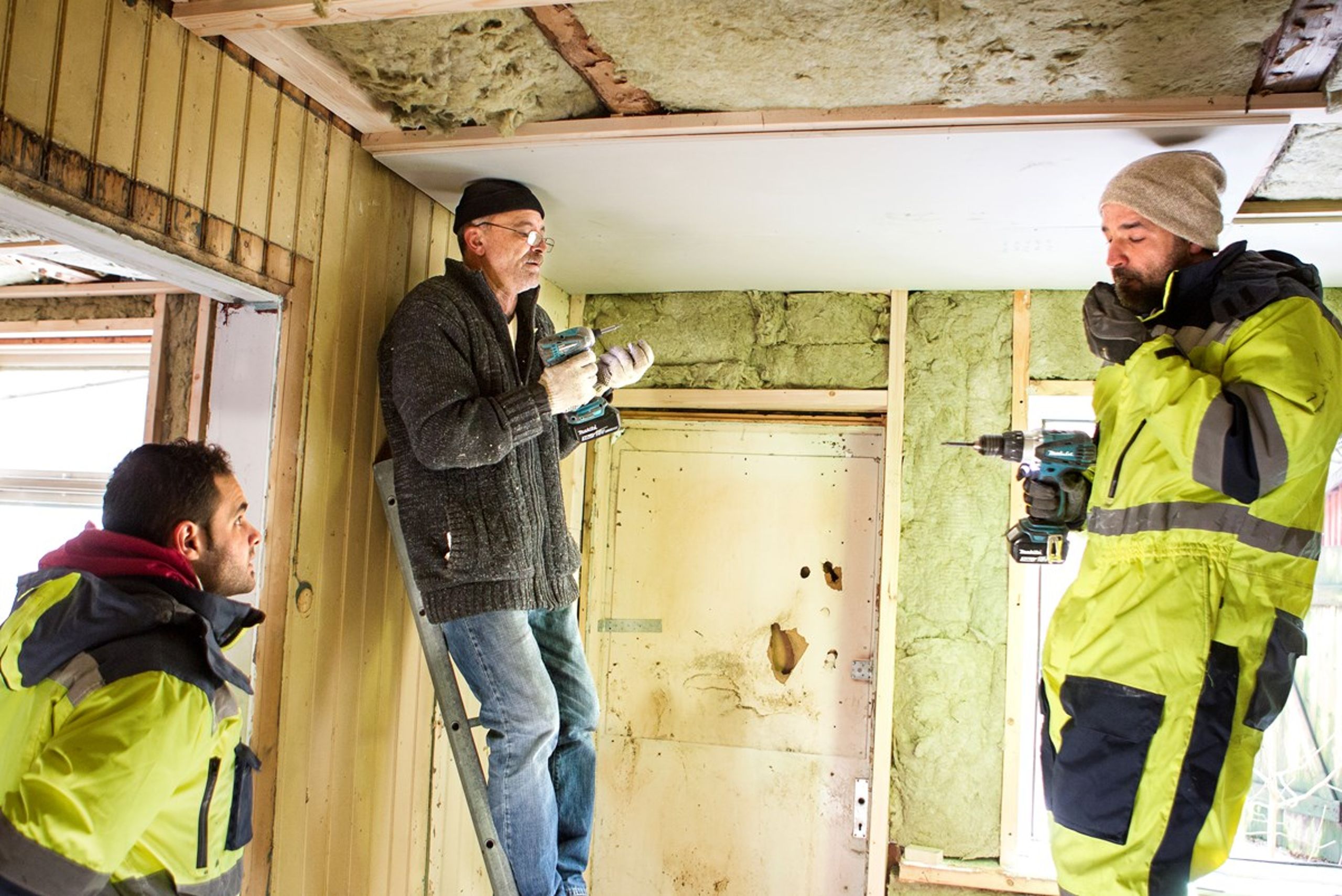 Rami Almarzouki sammen med to af sine 'kompisar' i færd med at omdanne en forfalden rønne til et hus med tre lejligheder.&nbsp;