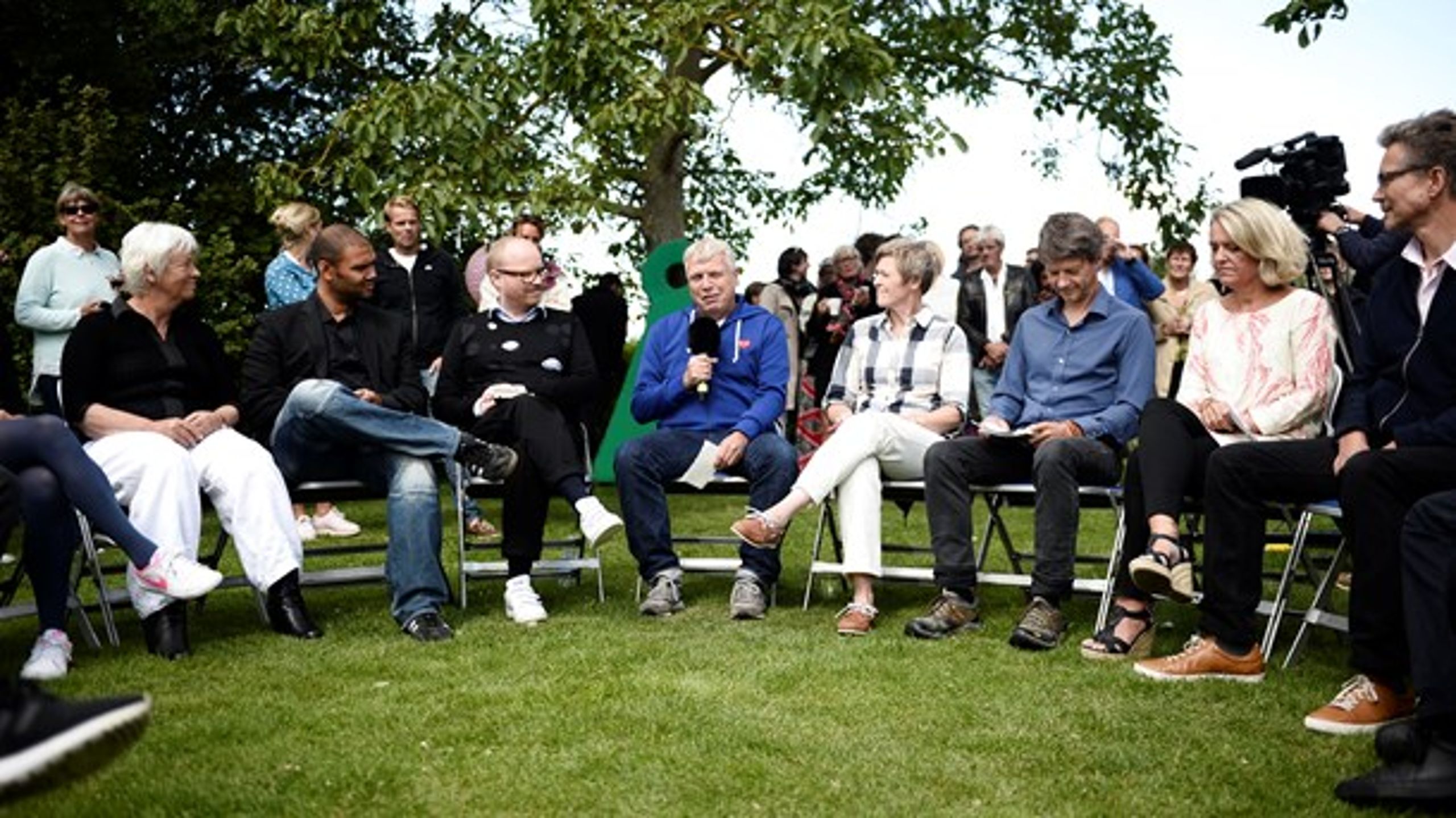 Alternativet vil rulle en venlig revolution ud over Danmark, forklarede partileder Uffe Elbæk på et pressemøde torsdag, som primært kom til at handle om nye beregninger fra Finansministeriet.&nbsp;