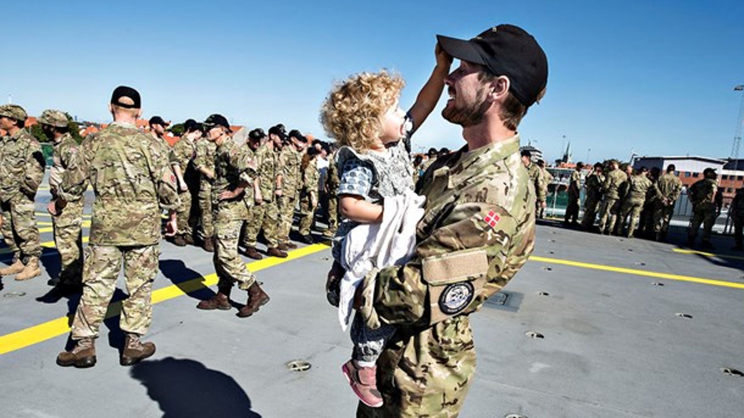 Danmarks største&nbsp;flådeskib, Absalon, sejlede onsdag mod Libyen med 120 mand ombord for at rydde ud i landets våbenlagre.