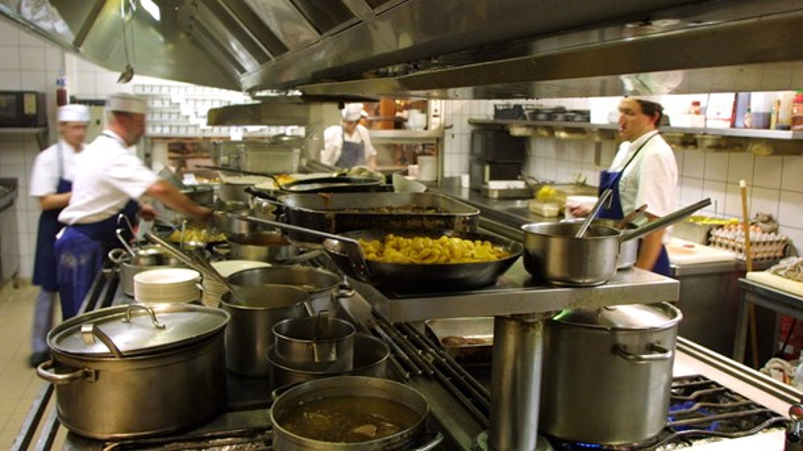 Økologiske varer udgjorde i 2015&nbsp;7,6 procent af det samlede salg til restauranter, kantiner, institutioner m.m.&nbsp;Det er tæt på&nbsp;tallene for detailhandlen, hvor økologiske varer udgjorde 8,4 procent af det samlede fødevaresalg i 2015.