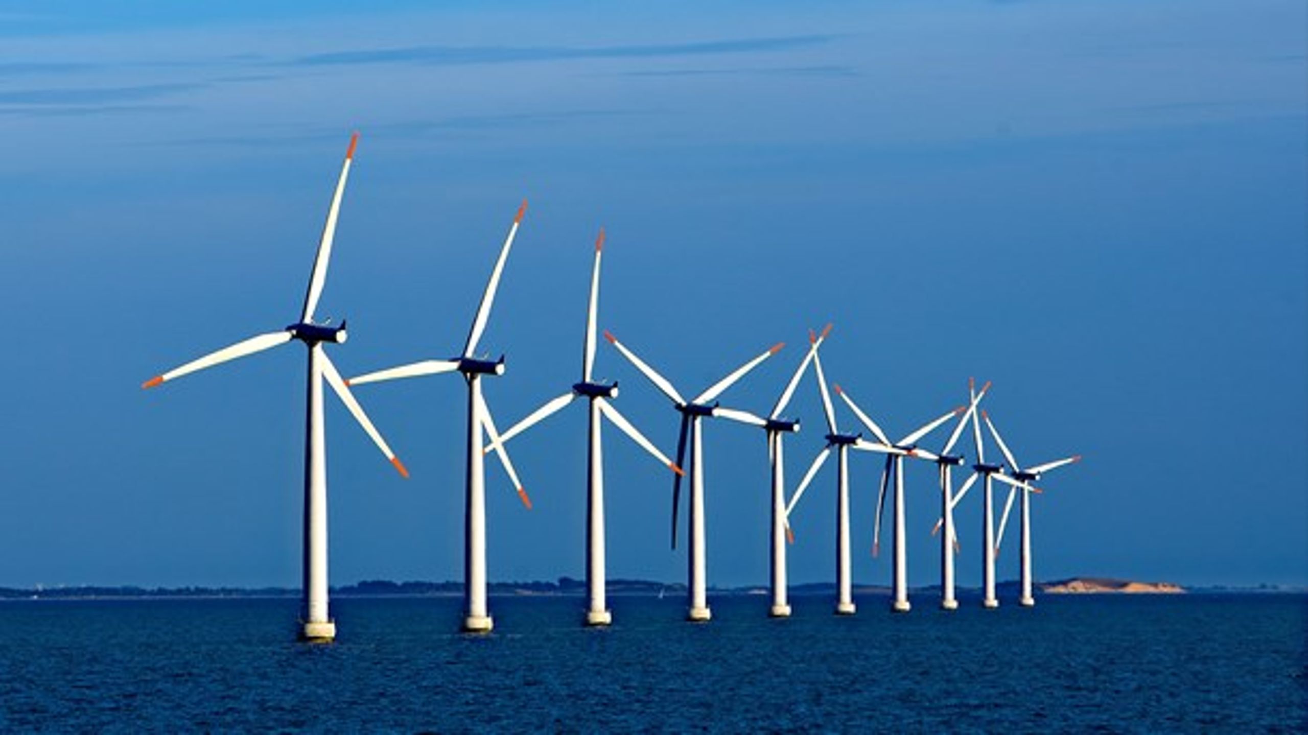 Står det til regeringen, skal der ikke bygges flere havvindmøller nær de danske kyster. I stedet skal de længere ud på havet, men dog ikke lige foreløbigt.