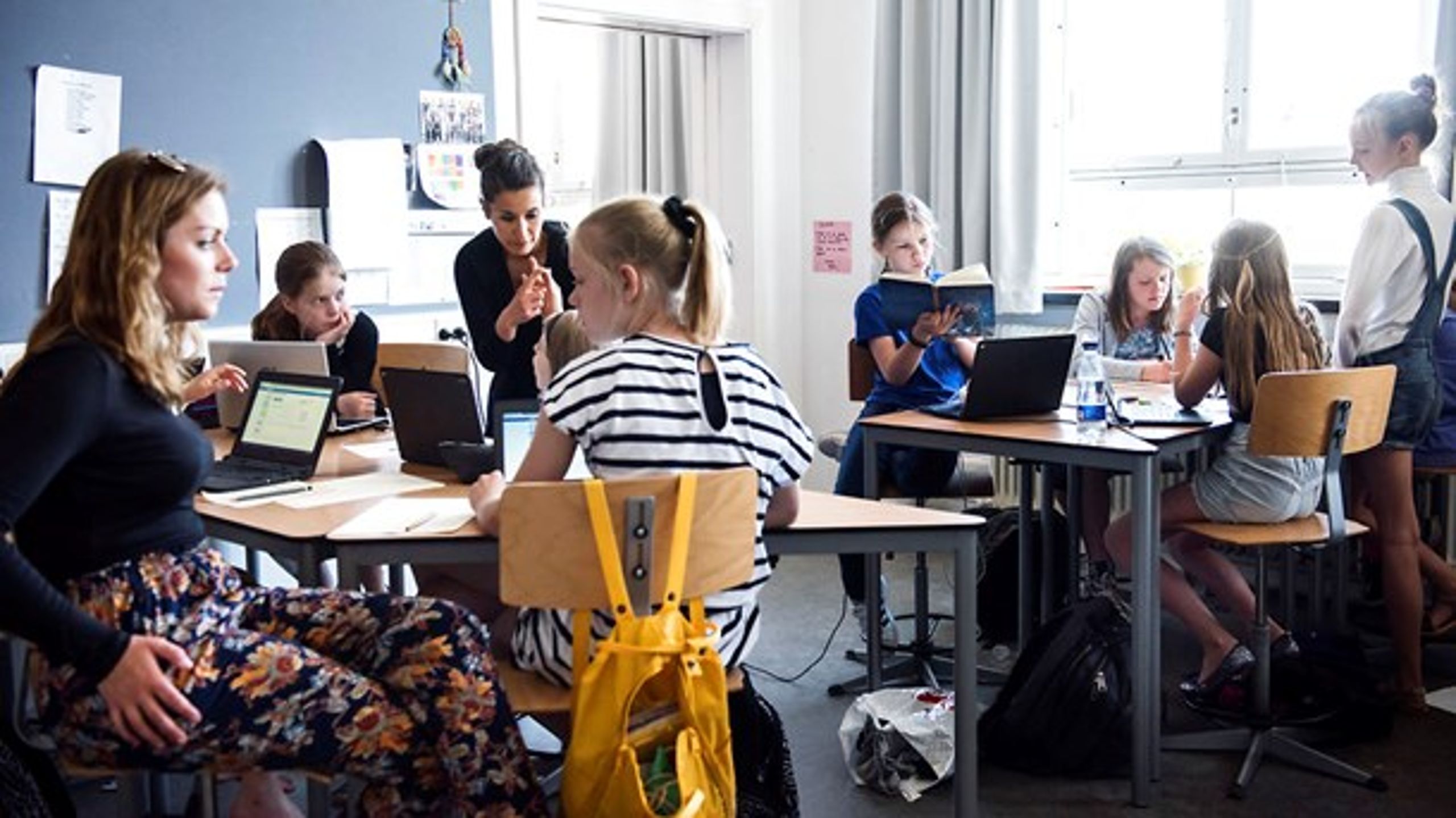 Flere partier vil sikre folkeskolen flere penge, mens regeringen anklages for at nedprioritere området.