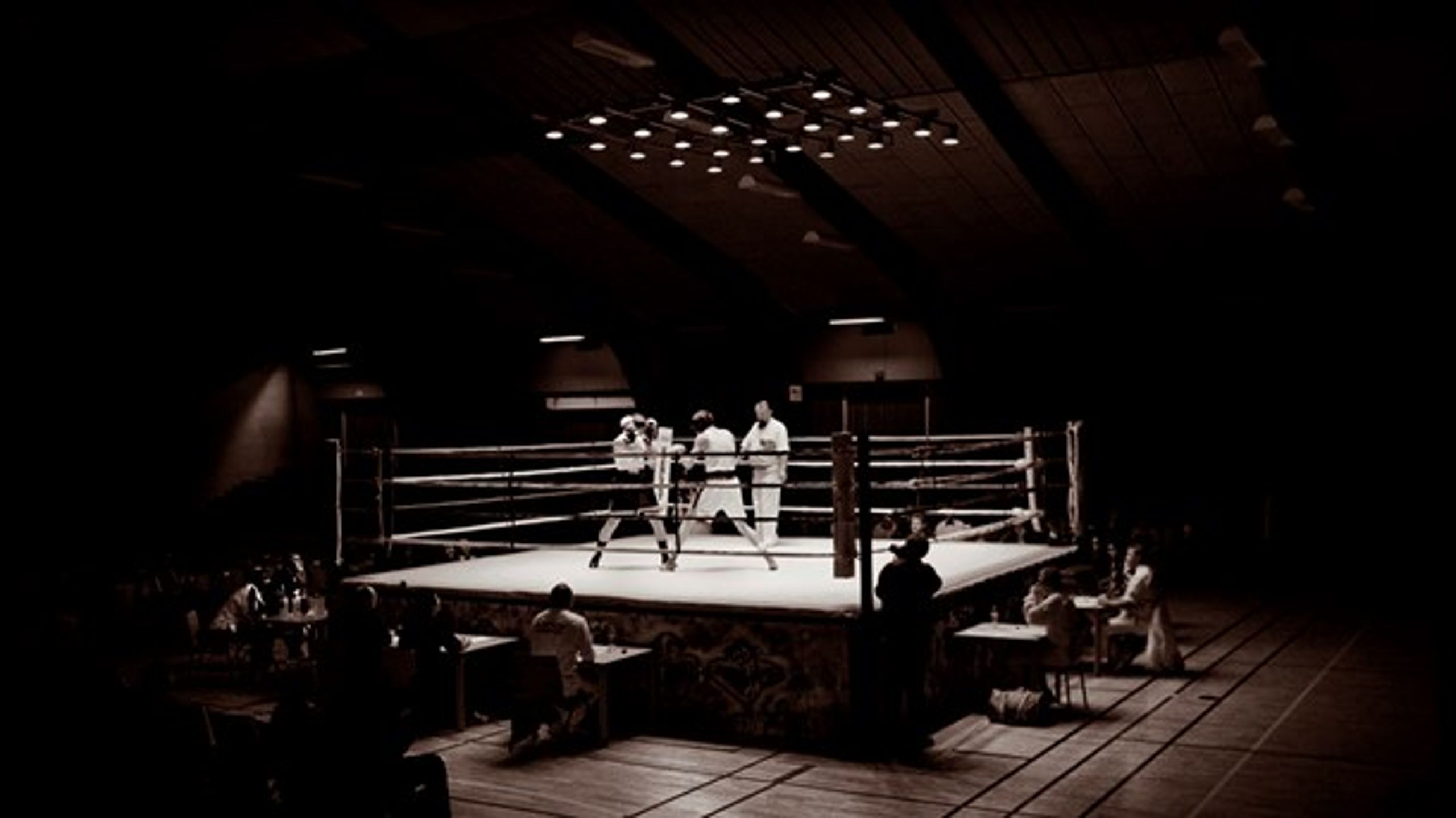 Et rask lille slagsmål øger mulighederne for at få mediernes opmærksomhed. Her er det nu boksning under lidt mere formaliserede former i Valby.&nbsp;