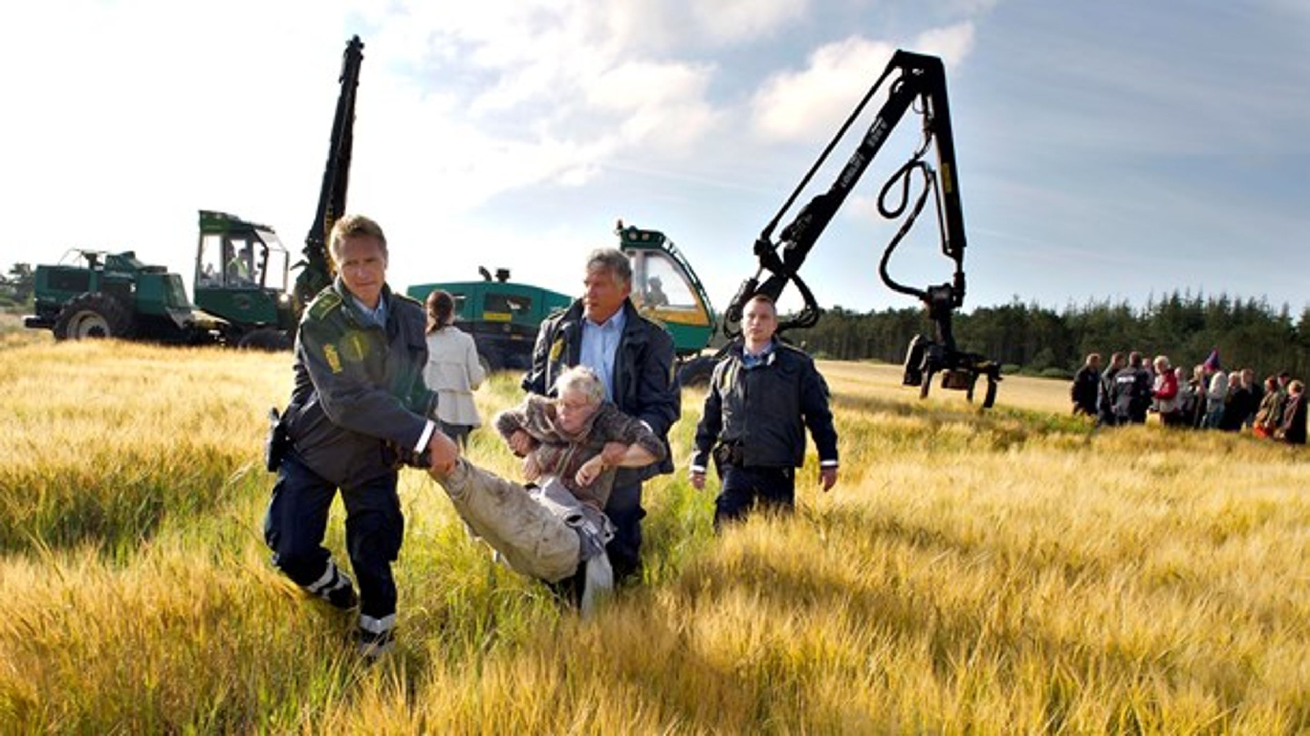 Politi måtte bane vejen for skovarbejdernes maskiner, der blev blokkeret af aktivister mod et vindmølletestcenter i Østerild.&nbsp;