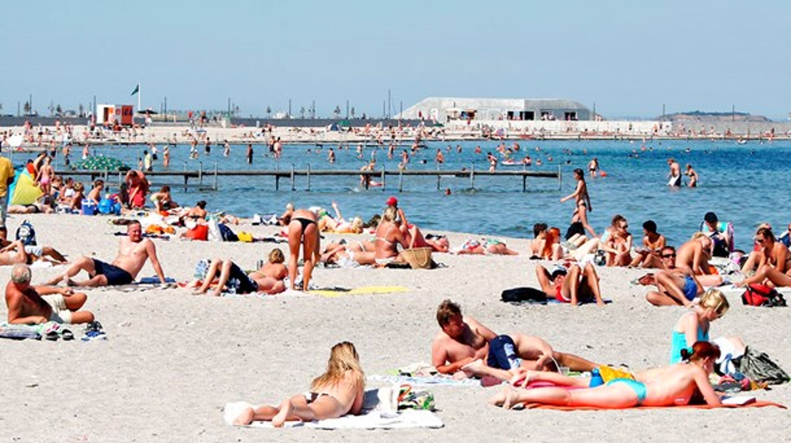 På grund af det forskudte ferieår kan en nyansat vente op til halvandet år, før de kan holde ferie med løn. Det er noget rod, mener EU-Kommissionen.&nbsp;