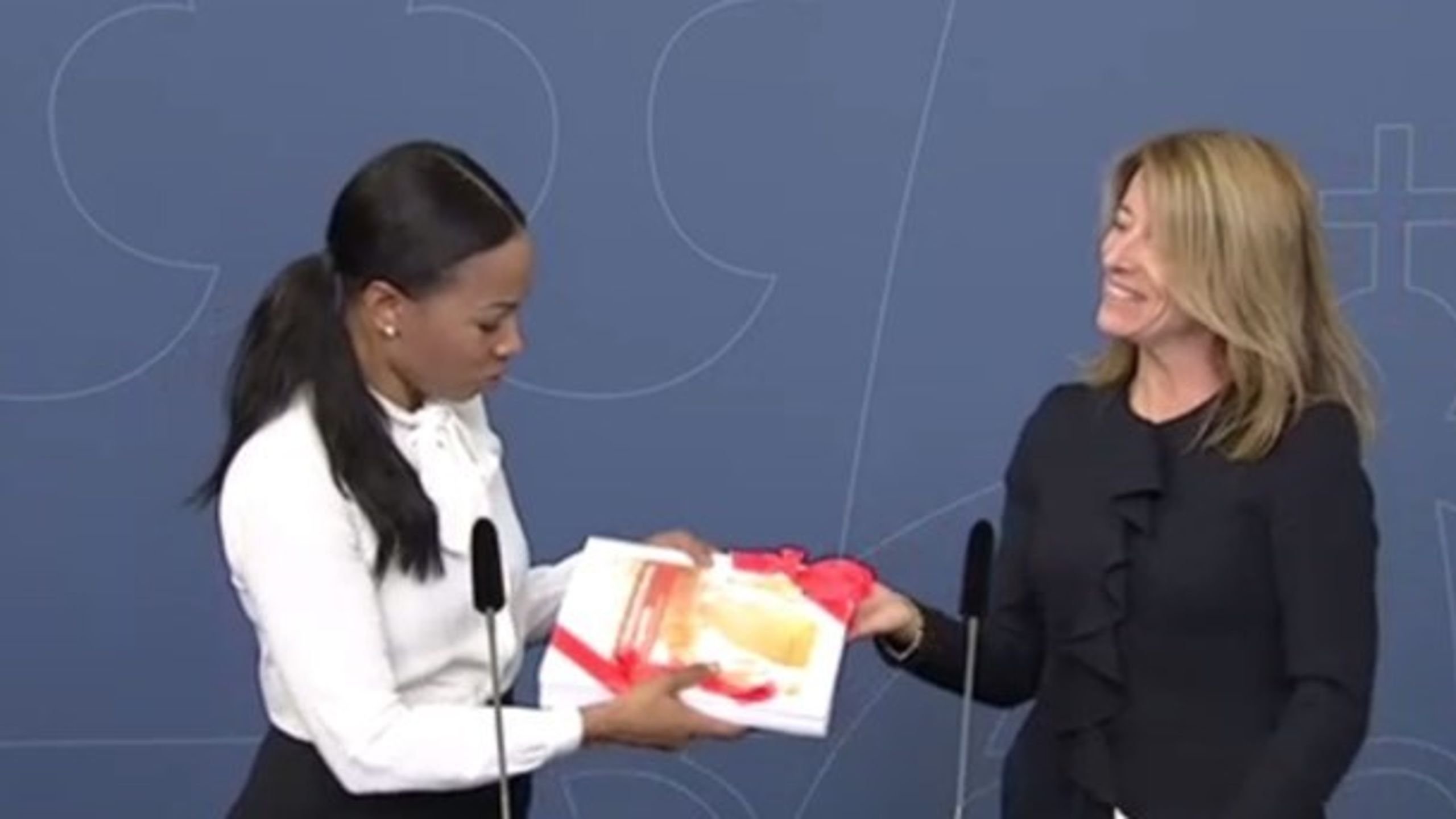 Anette Novak afleverer forslaget&nbsp;om ny mediestøtte til&nbsp;kulturminister&nbsp;Alice Bah Kuhnke (MP).