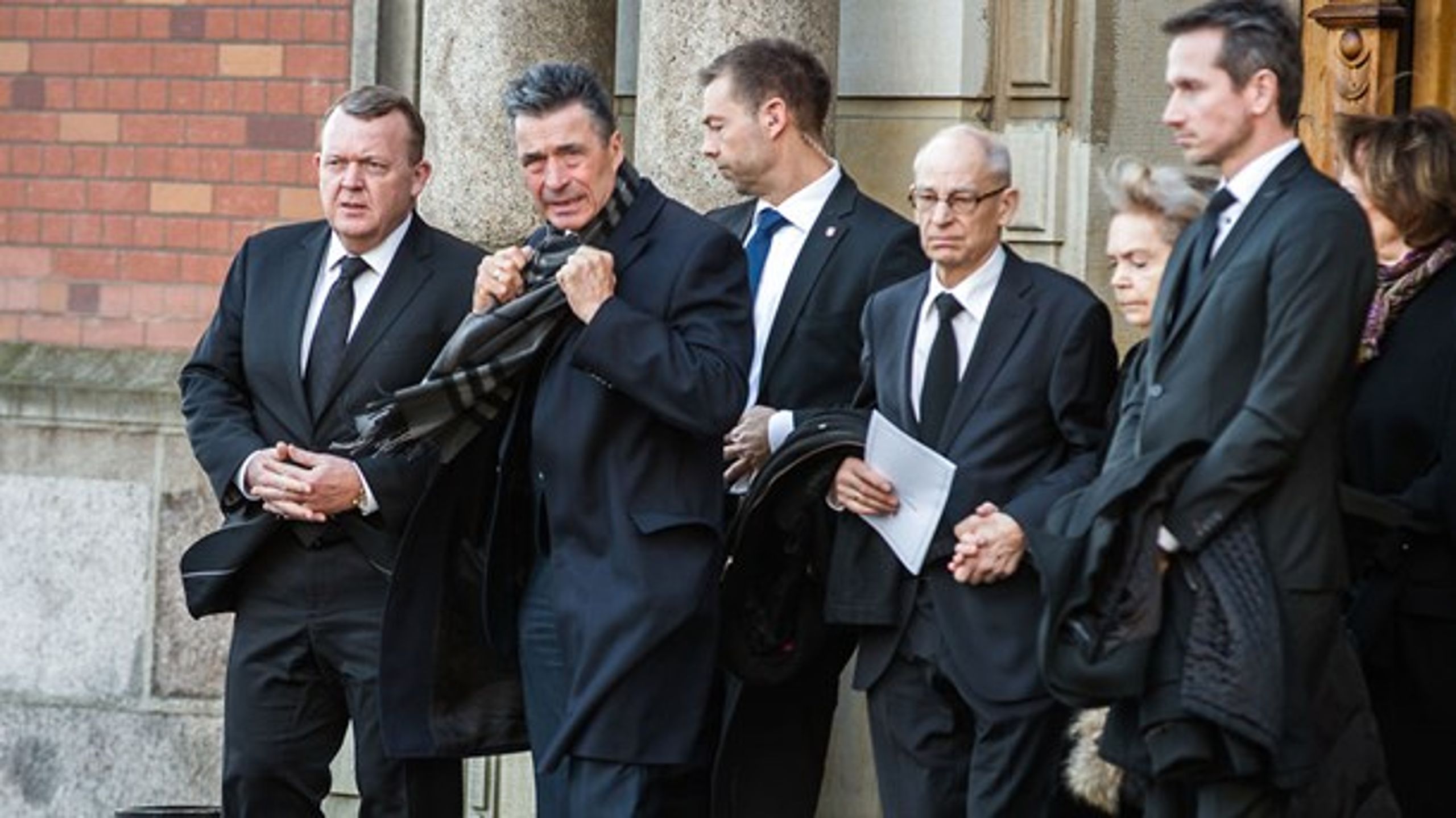 Flere fremtrædende Venstre-folk var mødt op til tidligere V-formand Henning Christophersens begravelse. Blandt andre Lars Løkke Rasmussen, Anders Fogh Rasmussen og Kristian Jensen.&nbsp;