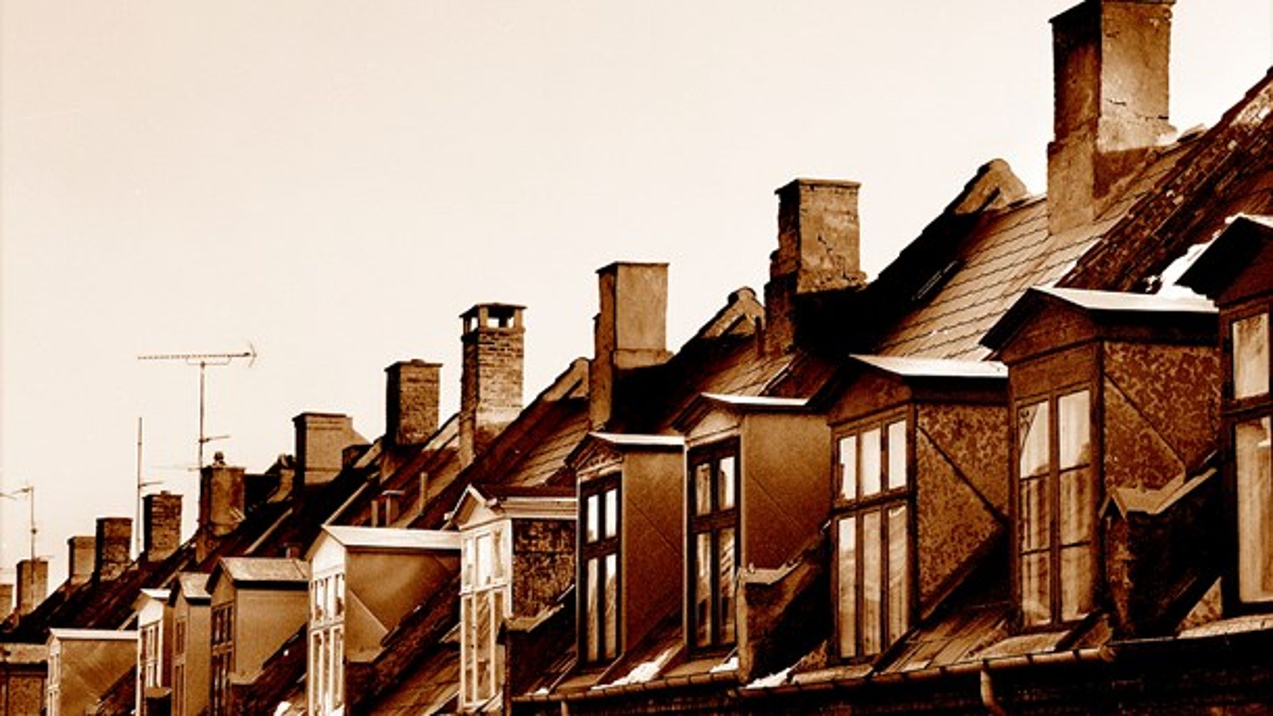 Rækkehuse med skorstene i "Kartoffelrækkerne" i København.<br>