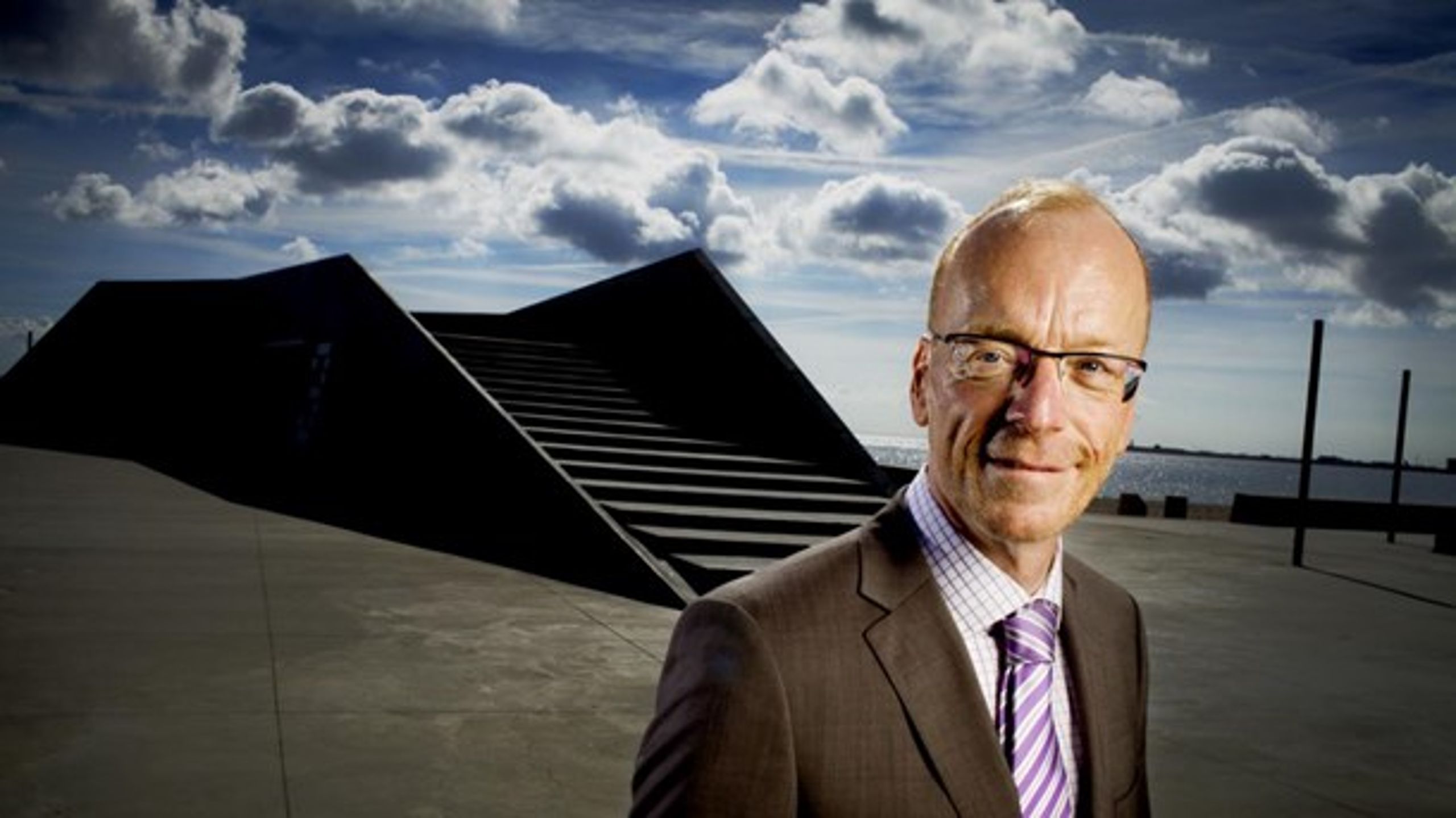 Formanden for Kommunikation og Sprog, Per Lindegaard Hjorth, advarer om, at det kan blive dyrt, hvis der ikke sættes ind for at styrke sprogfagene i Danmark. <br>