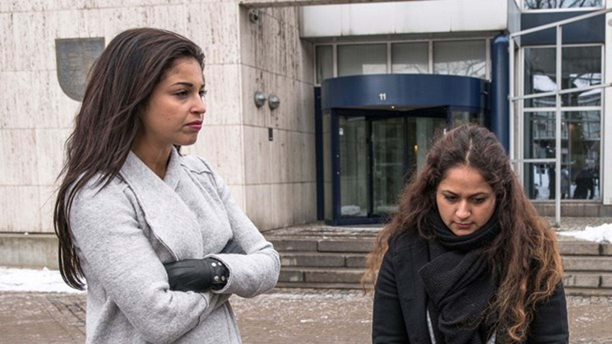 Nanna Hansen (tv.) og Sapran Hassna var hovedpersoner i TV2-dokumentaren 'Anbragt i Helvede'. På trods af talrige underetninger om vold og seksuelt misbrug i den plejefamilie, hvor de var anbragt, greb kommunen aldrig ind. Nu vil regeringen fjerne den forældelsesfrist, som forhindrede dem&nbsp;i at få erstatning.