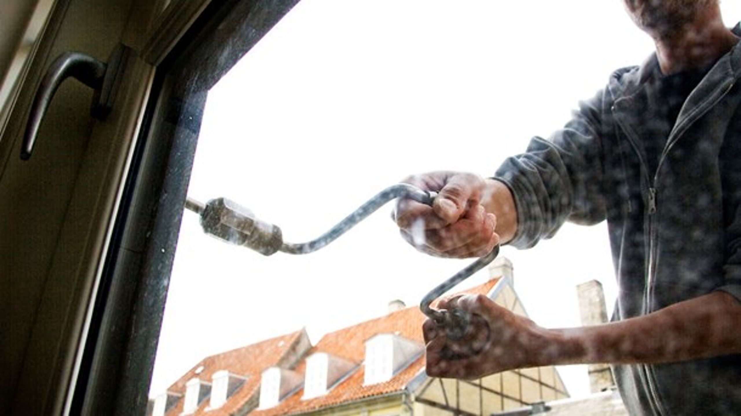 Trods et faldende antal indbrud vil regeringen nu skærpe straffen for indbrud begået, mens der er nogen hjemme.