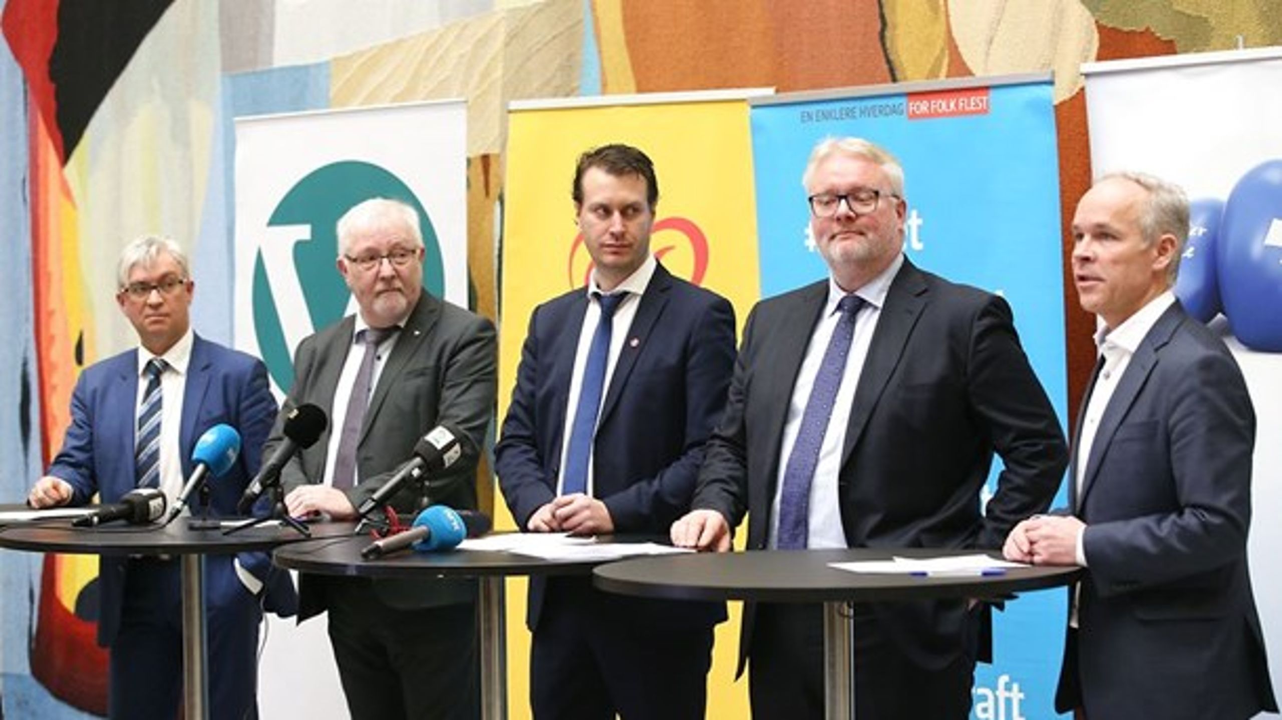 Partiene bag den nye norske kommunalreform fremlægger aftalen. Fra venstre André N. Skjelstad (V), Geir S. Toskedal (Krf), Helge André Njåstad (Frp), Frank J. Jenssen (H) og kommunal- og moderniseringsminister, Jan Tore Sanner (H).