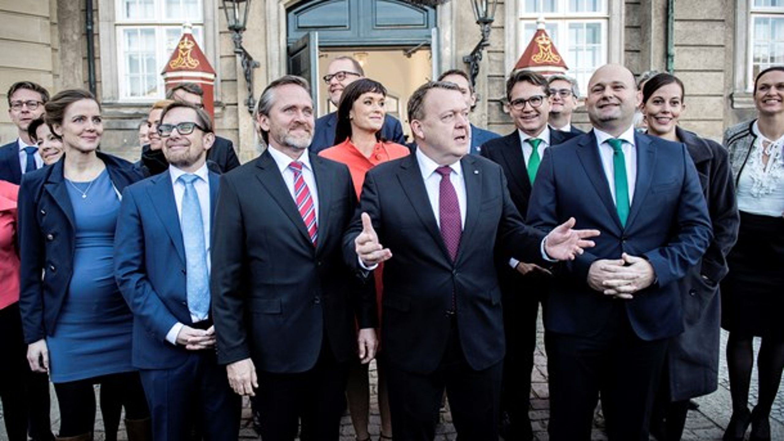 Tirsdag kan
VLAK-regeringen fejre sine første 100 dage. Endnu er
meningsmålingerne ikke blevet mere venligt stemt. &nbsp;