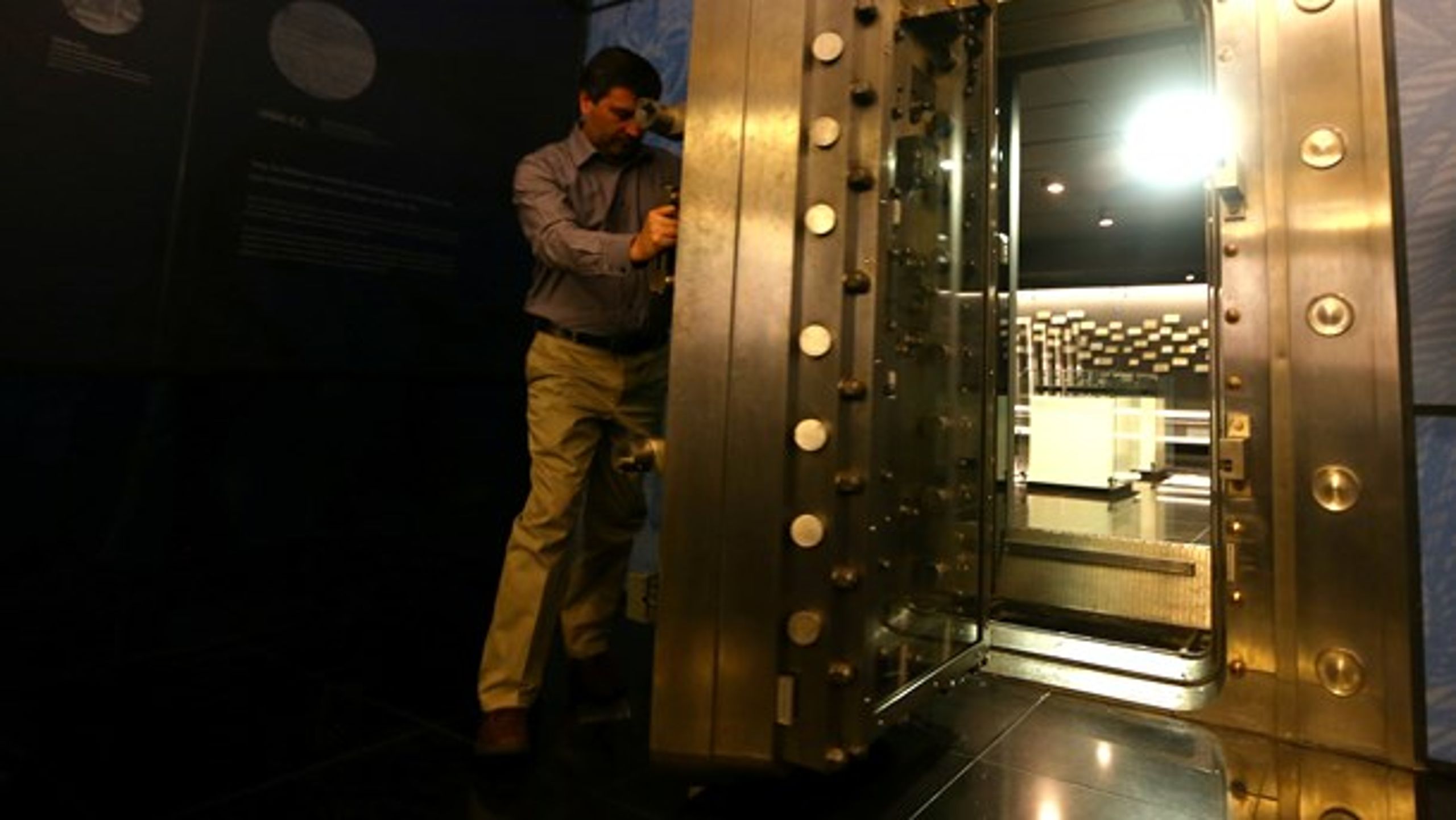 Fondene er i færd med at lukke dørene op, så offentligheden kan få bedre indsigt i, hvad der foregår i de store pengetanke. &nbsp;