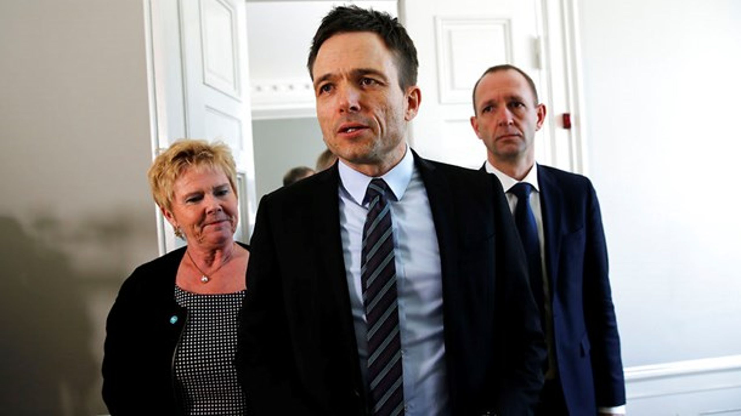 LO-formand Lizette Risgaard (tv), Dansk Arbejdsgiverforenings direktør, Jacob Holbraad (th) og forligsmand Ole Hasselgaard præsenterer det samlede resultat af den nye tre-årige overenskomst.