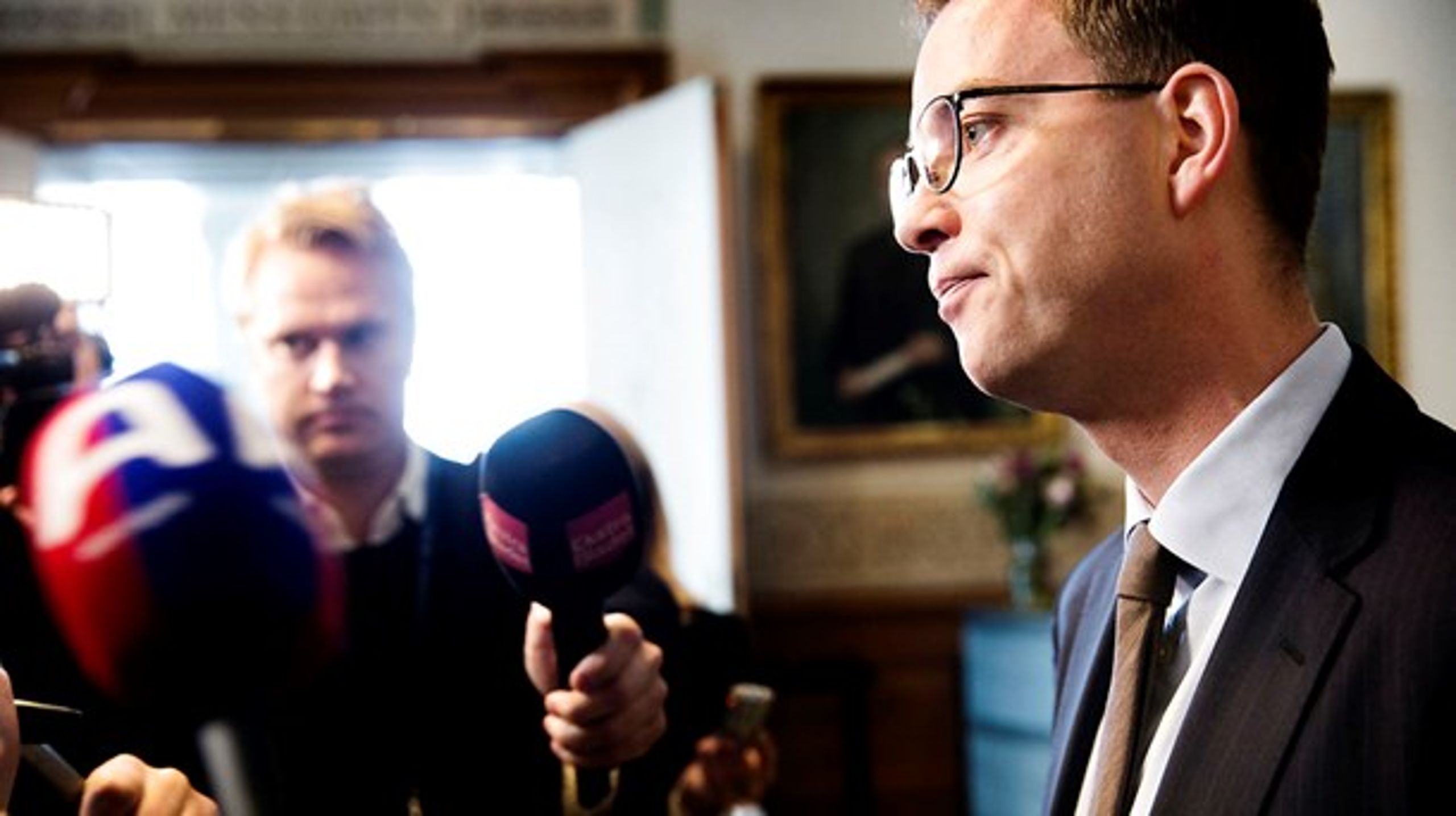 Esben Lunde Larsen (V) afventer sin ministerskæbne efter et samråd fredag, hvor miljø- og fødevareministeren kun kom i yderligere problemer.&nbsp;