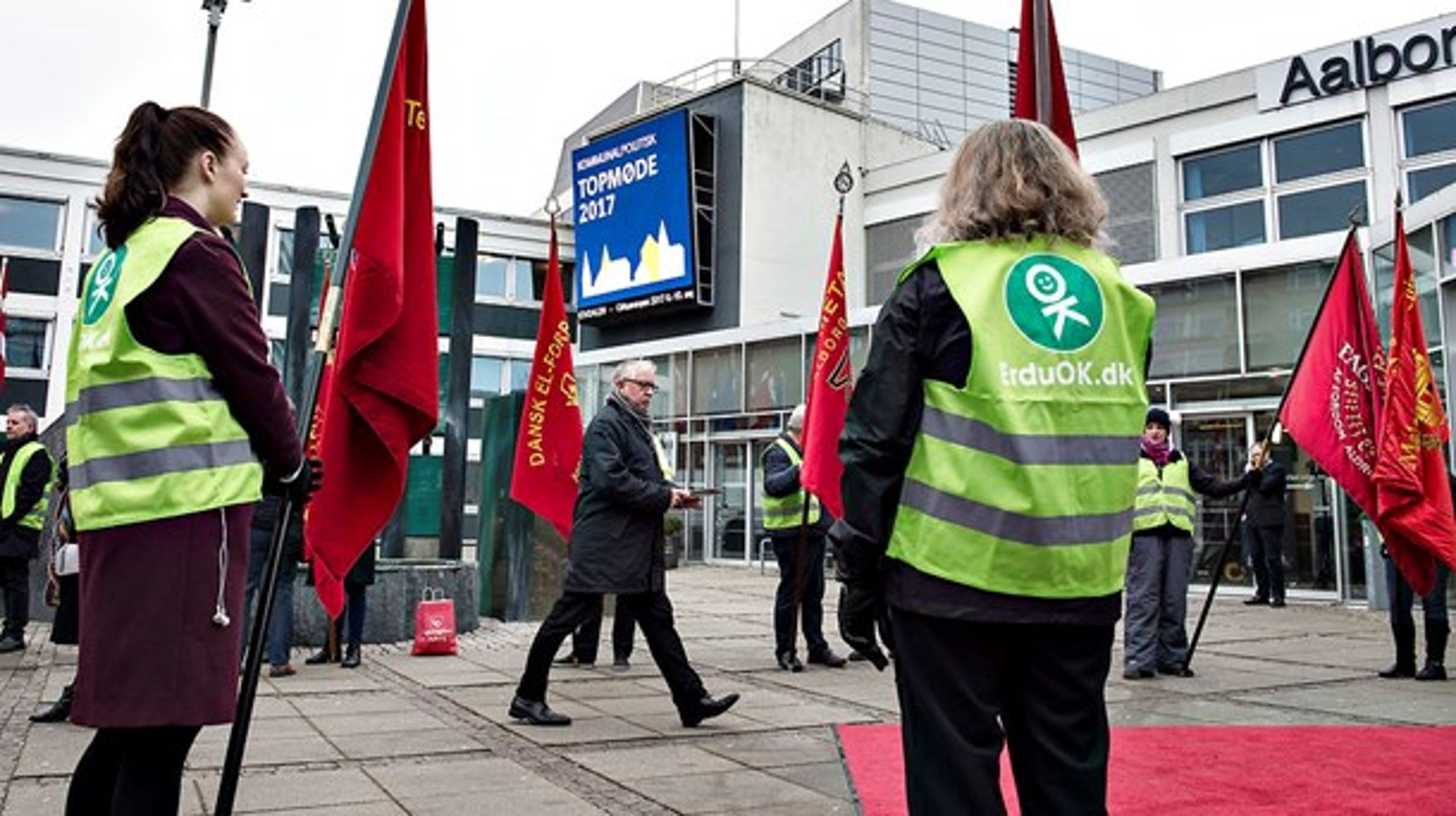 Kommunalt underforbrug på velfærd betyder færre hænder til at hjælpe ældre og børn, advarer blandt andet&nbsp;SF og Enhedslisten.