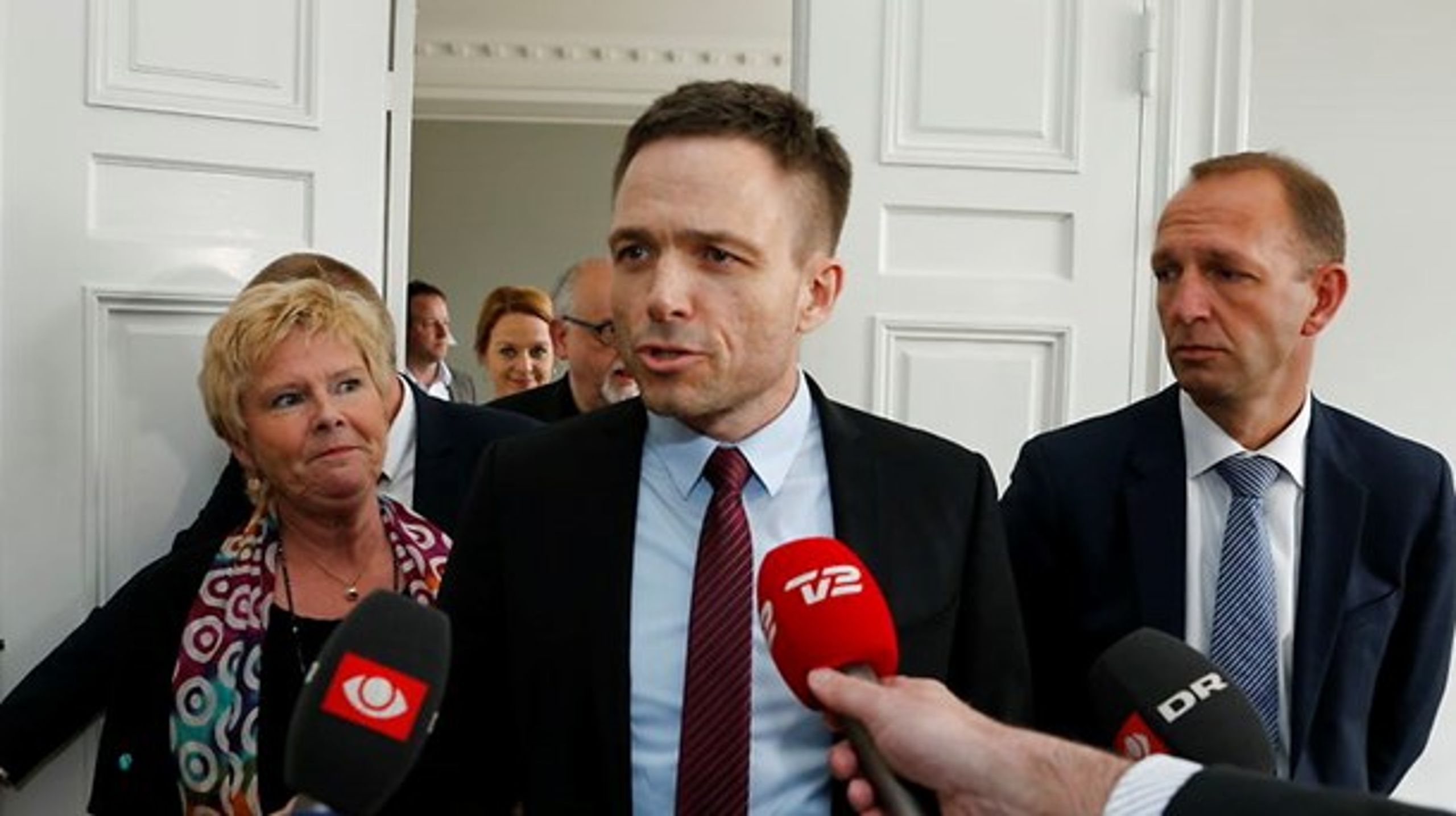 Fra venstre: LO-formand Lizette Risgaard, forligsmand Ole Hasselgaard og direktør i DA ved præsentationen af overenskomsterne for 2017.<br>