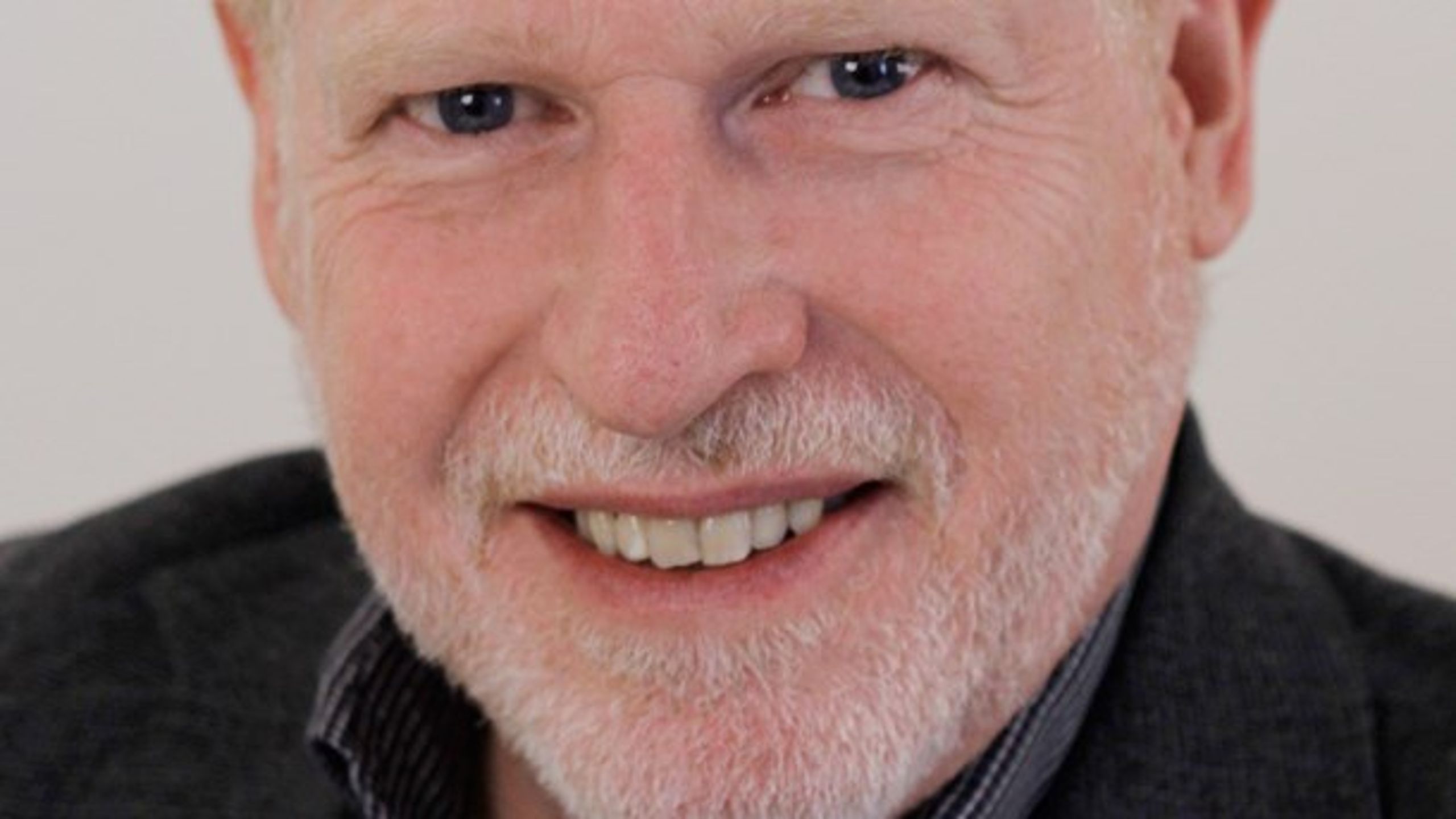 "Hvis folkeskolerne har udfordringer, bliver de ikke løst ved at skyde på de private skoler og deres forældre - og vise versa," skriver Karsten Suhr.