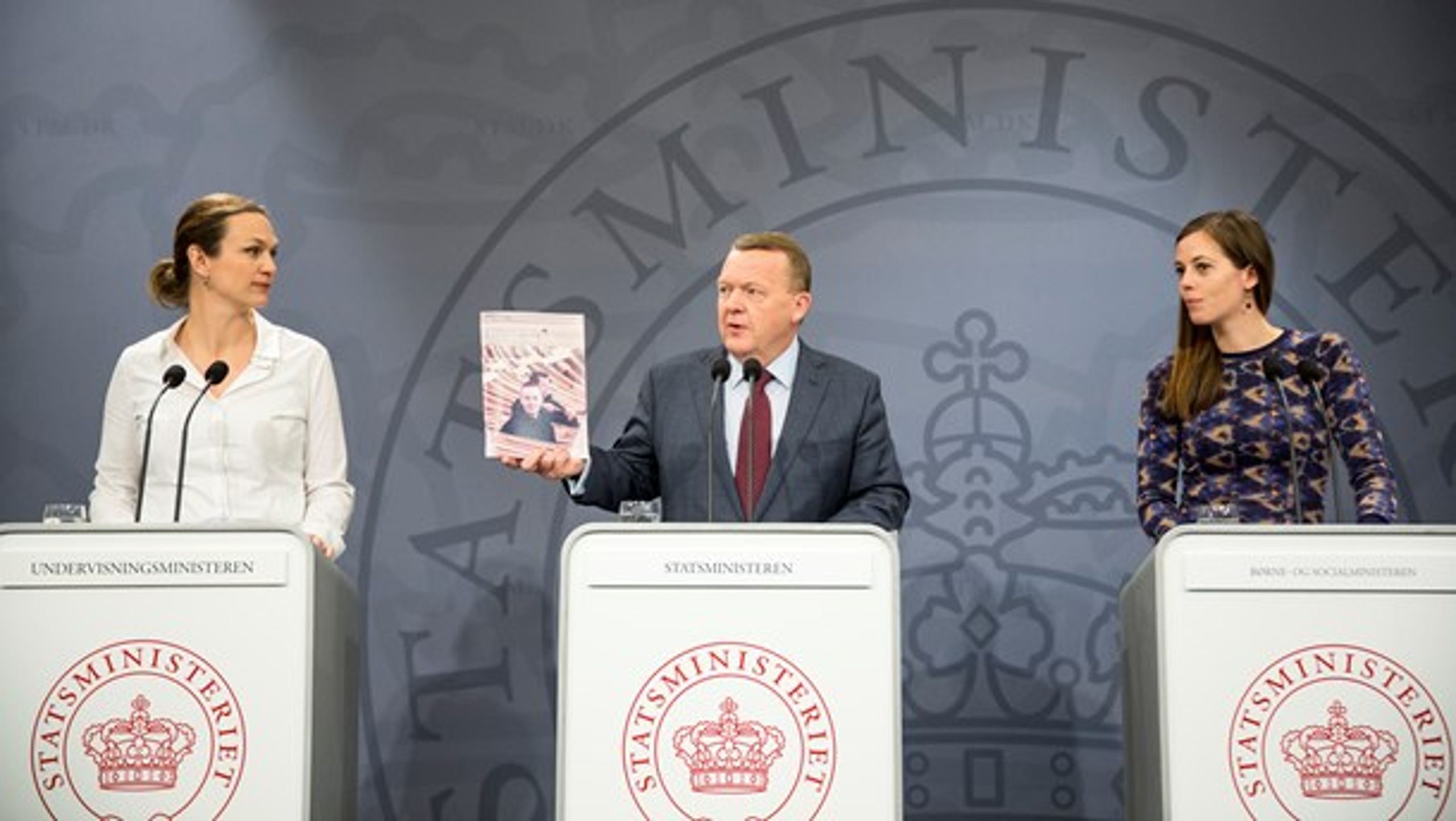 Statsminister Lars Løkke Rasmussen med udspillet&nbsp;”Tro på dig selv –&nbsp;det gør vi” i hånden onsdag.&nbsp;