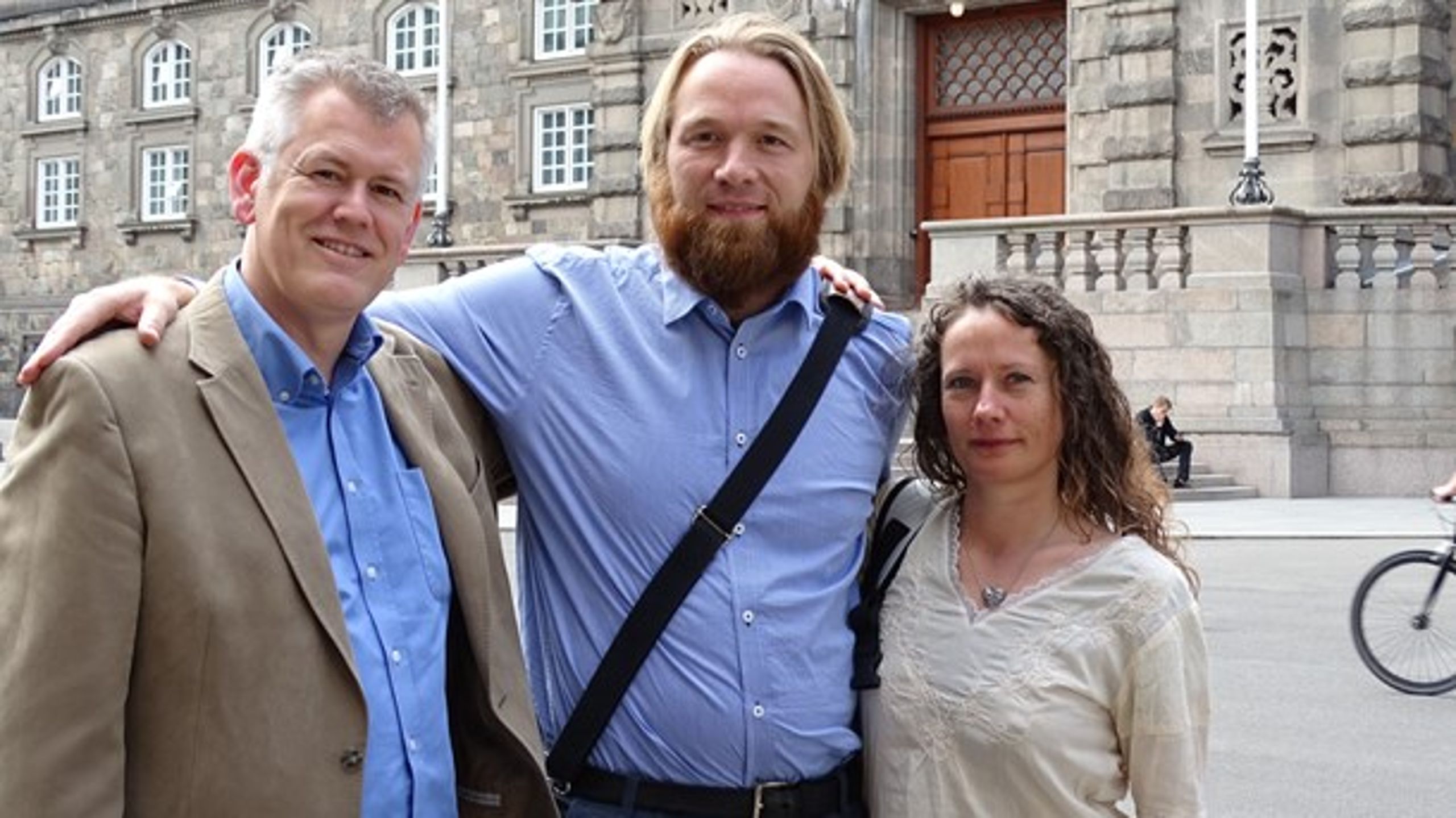 Fair Bidragssats-delegationen før et møde på Christiansborg. Fra venstre ses&nbsp;Flemming Trap, Chresten Ibsen og Louise Andersen.