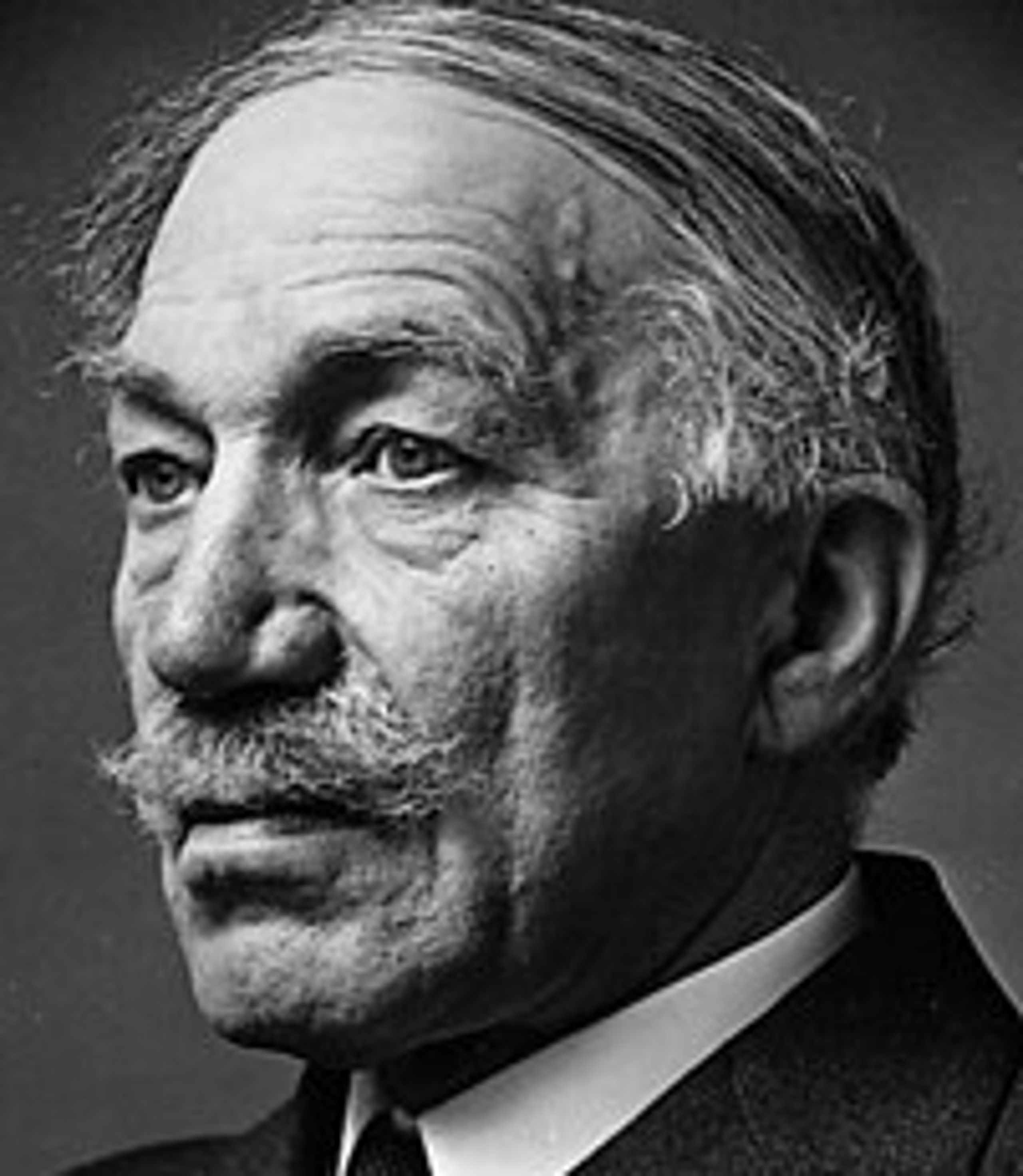 "Det foto, jeg sluttede med at anvende, viser en viljestærk, ældre herre. Her havde jeg et foto, hvor det var let at se, hvor det går ud, og hvor det går ind," siger billedhugger Hans Pauli Olsen om sit mindemærke på Grønbechs Hotel, der nu åbner Restaurant Vilhelm efter religionshistorikeren Vilhelm Grønbech, der blev født i Allinge.