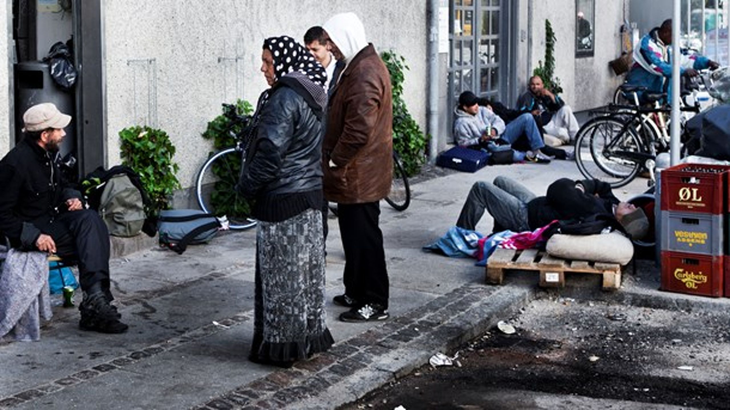Udenlandske hjemløse på hjørnet mellem Ravnsborggade og Nørrebrogade.