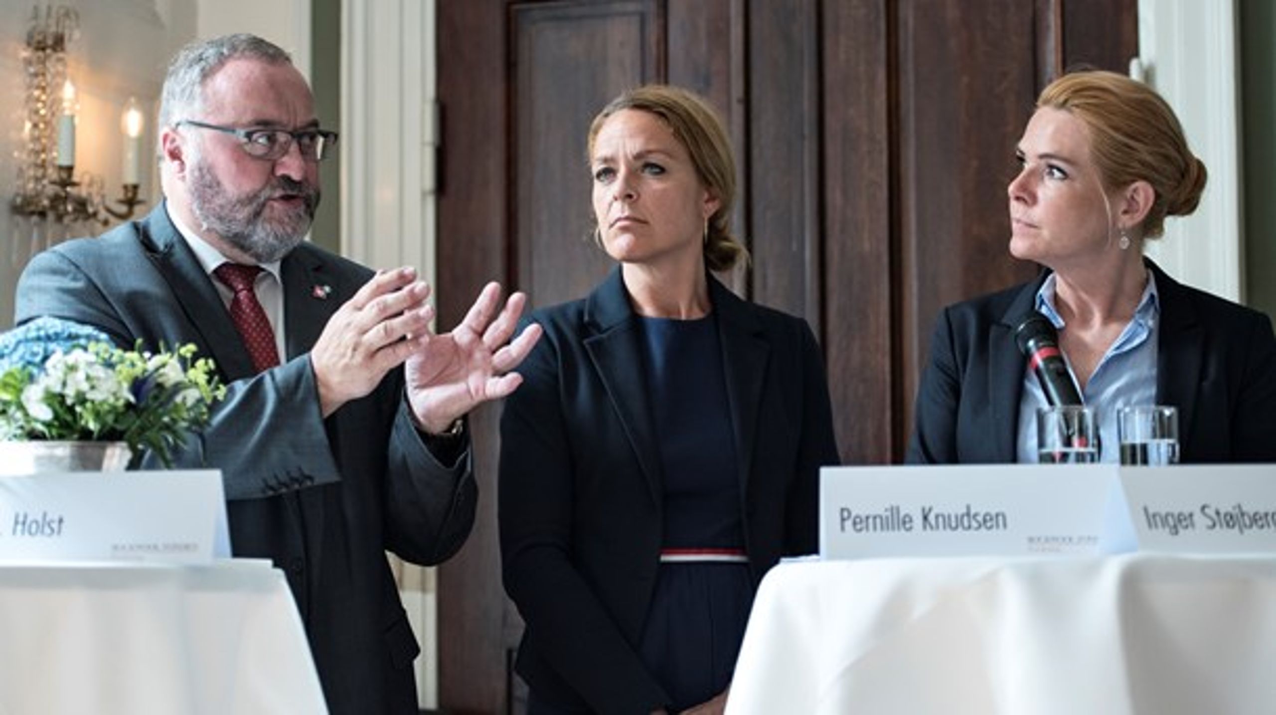 Udlændinge- og integrationsminister&nbsp;Inger Støjberg med&nbsp;viceadministrerende direktør i DA Pernille Knudsen og&nbsp;LO's næstformand Ejner K. Holst ved onsdagens præsentation af Rockwool Fondens nye undersøgelse af indvandreres uddannelsesniveau.&nbsp;