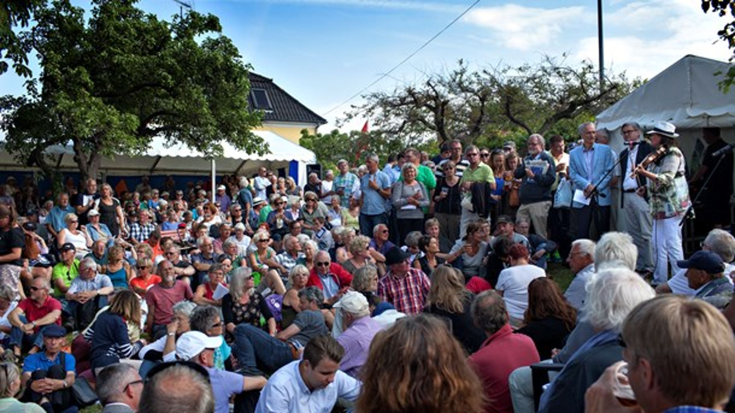 <i>Bertel Haarder (V) og Søren Pind (V) under fællessang på Folkemødet i 2013. De to kan du opleve i løbet fredagen, når de sammen kl. 13.30</i><i>&nbsp;synger sange fra Højskolesangbogen.</i>