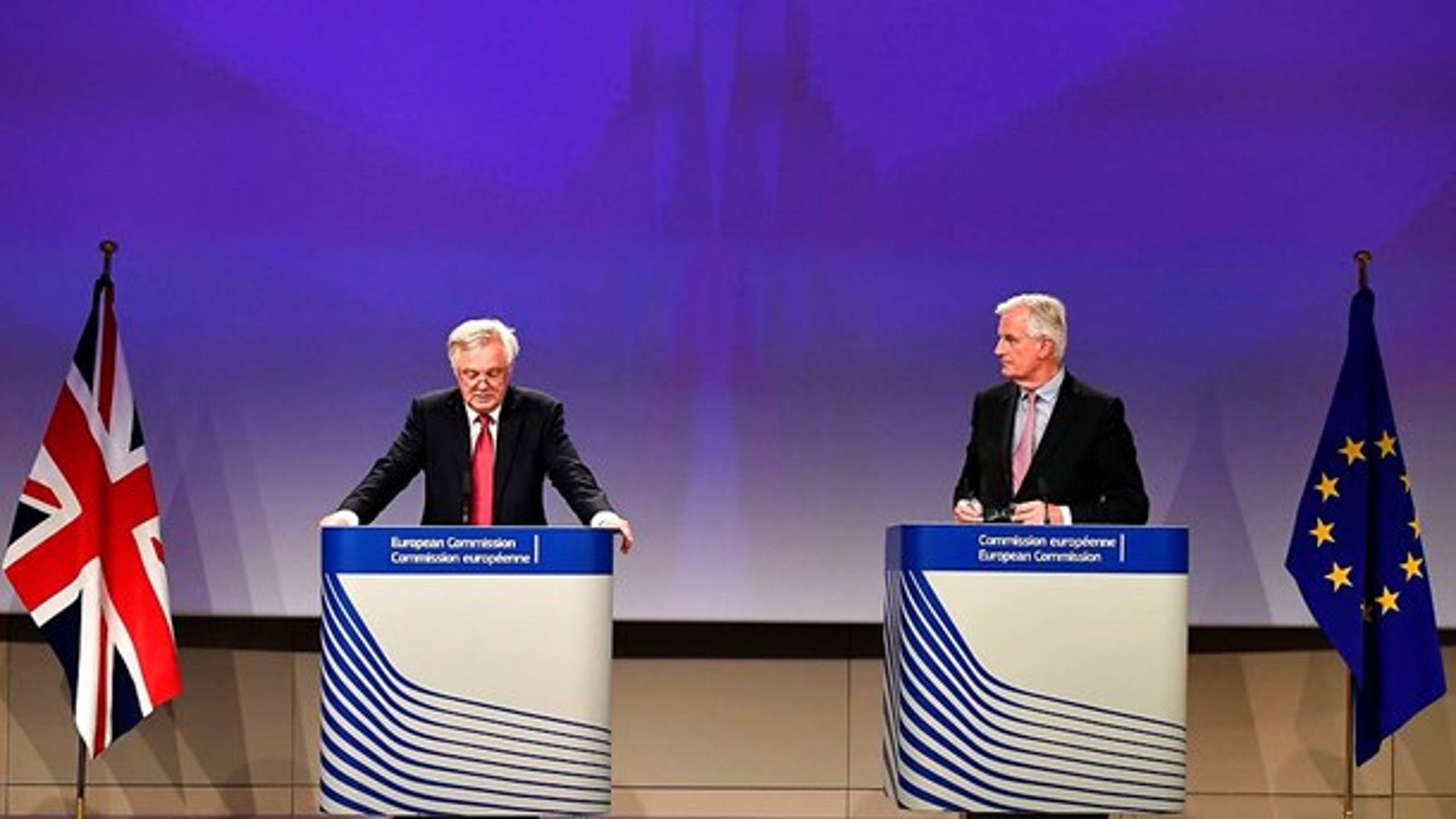 Brexit-minister David Davis (tv.) har accepteret EU's køreplan for briternes udmeldelsesforhandlinger.