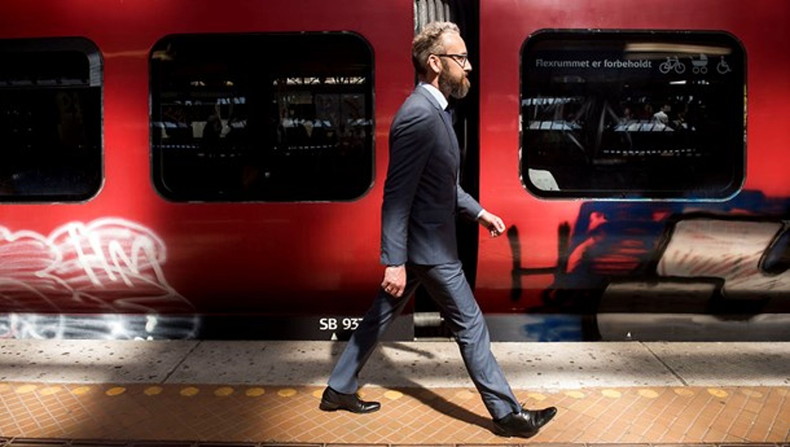 Regeringen går&nbsp;med transportminister Ole Birk Olesen (LA) i spidsen til kamp mod DSB's dominans på de danske jernbaner.