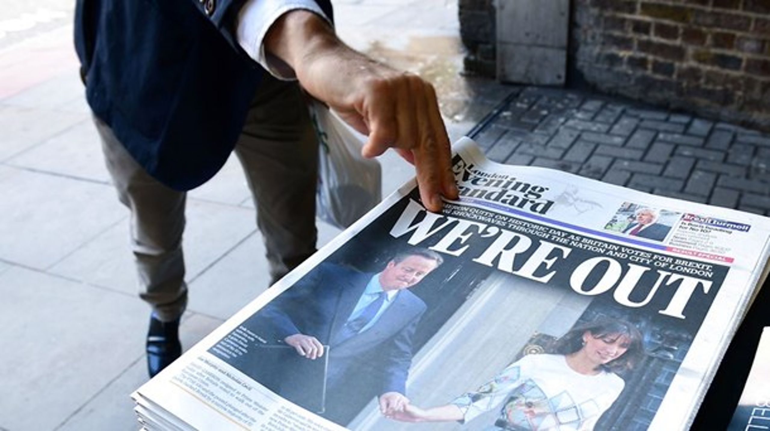 24. juni 2016 vågner britterne op til avisoverskrifter, der fortæller om David Camerons beslutning om at træde af, og at et flertal af vælgerne har stemt for, at Storbritannien skal forlade EU.&nbsp;