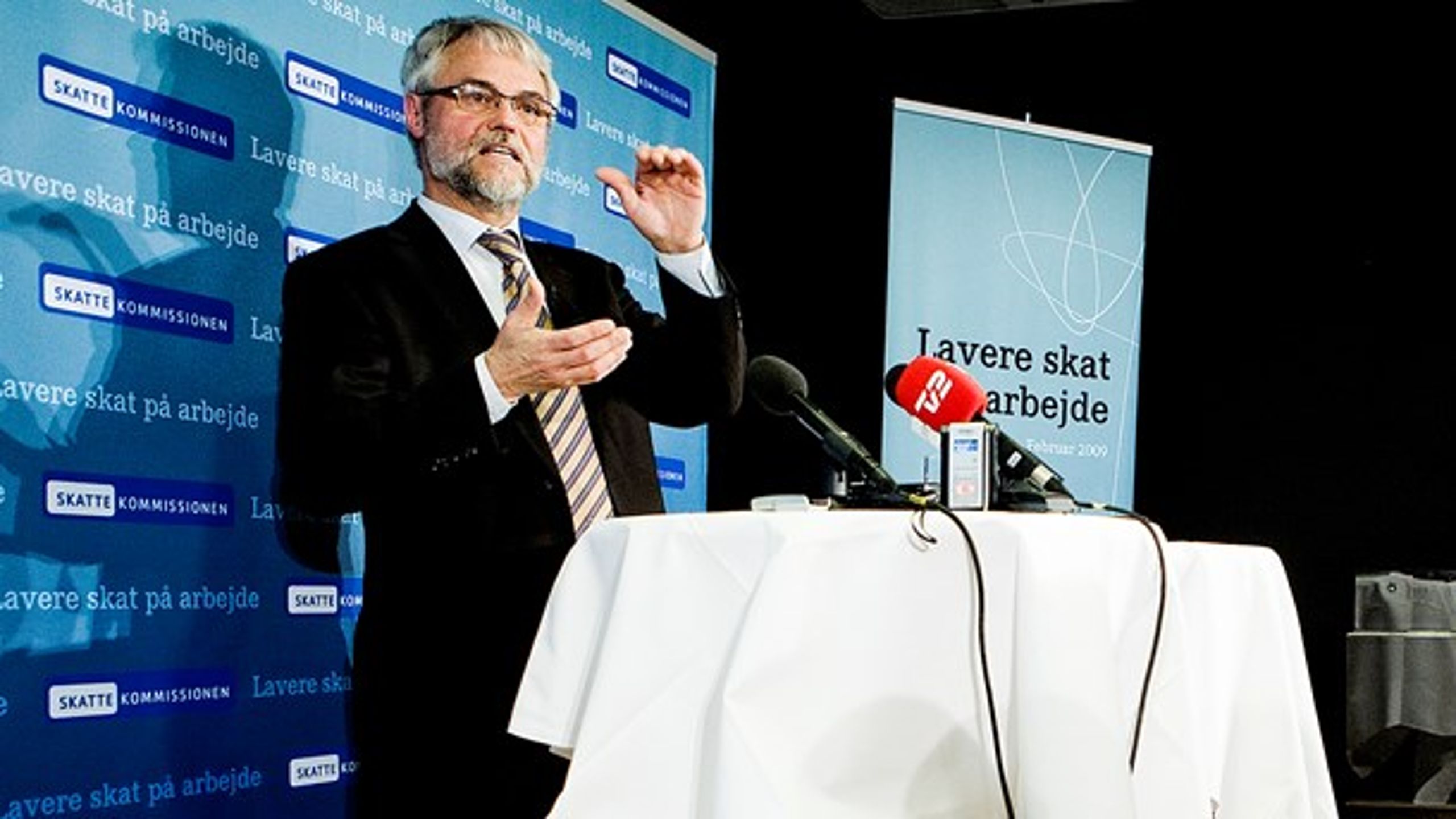 Økonomer spiller uomtvisteligt en rolle for den politiske kurs, men i højere grad som uafhængige eksperter end som magtfulde bureaukratiske insiders, vurderer forsker. På billedet: Økonom&nbsp;Carsten Koch, da han var formand for Skattekommissionen.