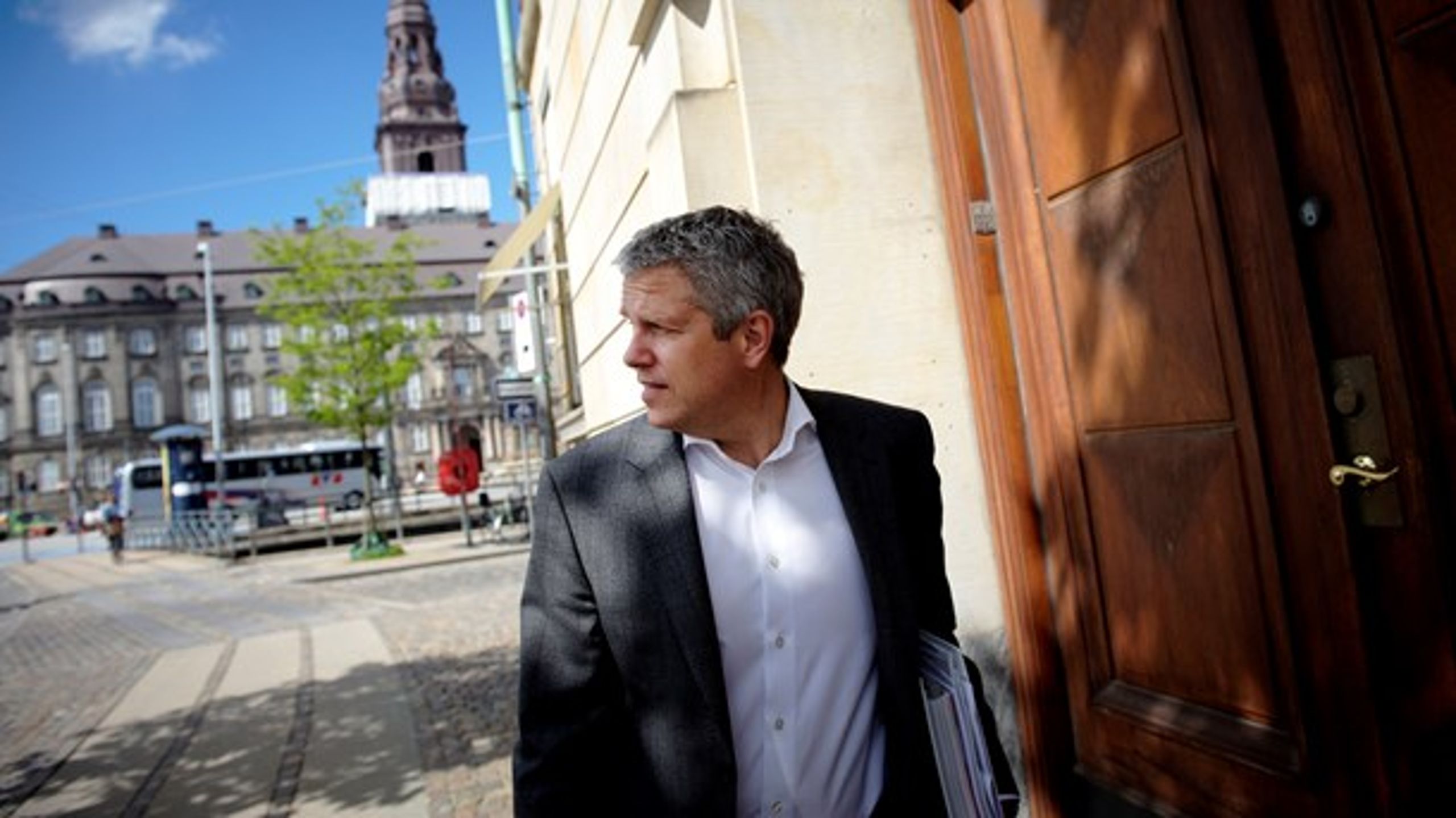 Borgmesterkandidat i Slagelse, John Dyrby Paulsen (S) har sammen med Villum Christensen (LA) og løsgænger i byrådet Tonny Borgstrøm indsendt en række kritiske spørgsmål til KL.&nbsp;