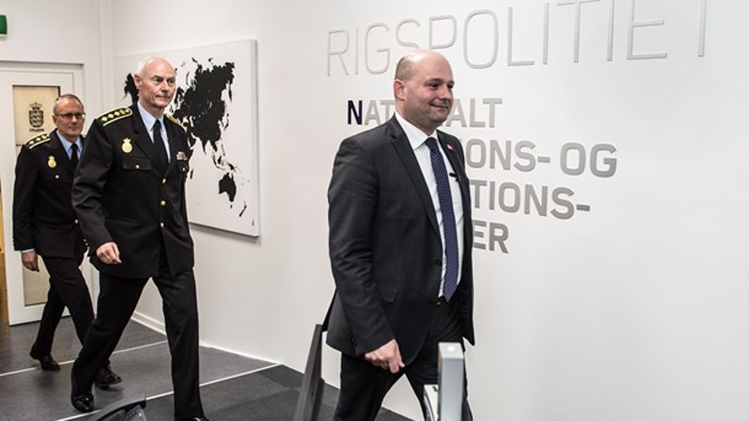 Justitsminister Søren Pape Poulsen (K) har trods kritik fra politimænd&nbsp;fuld tillid sin rigspolitichef,&nbsp;Jens Henrik Højbjerg.&nbsp;