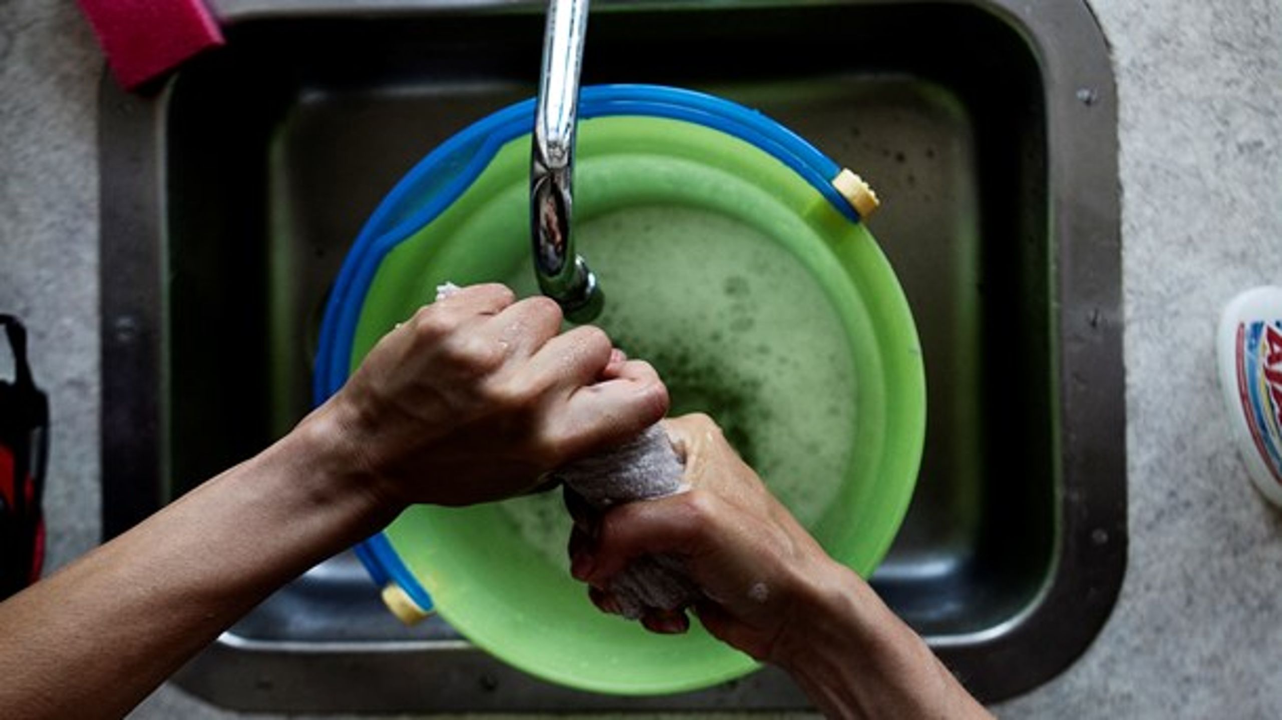 I dag kan man få fradrag for lønudgifter til rengøring og andre serviceydelser i hjemmet på op til 6.000 kroner om året, mens der gives op til 12.000 kroner i skatterabat på grønne håndværksydelser.