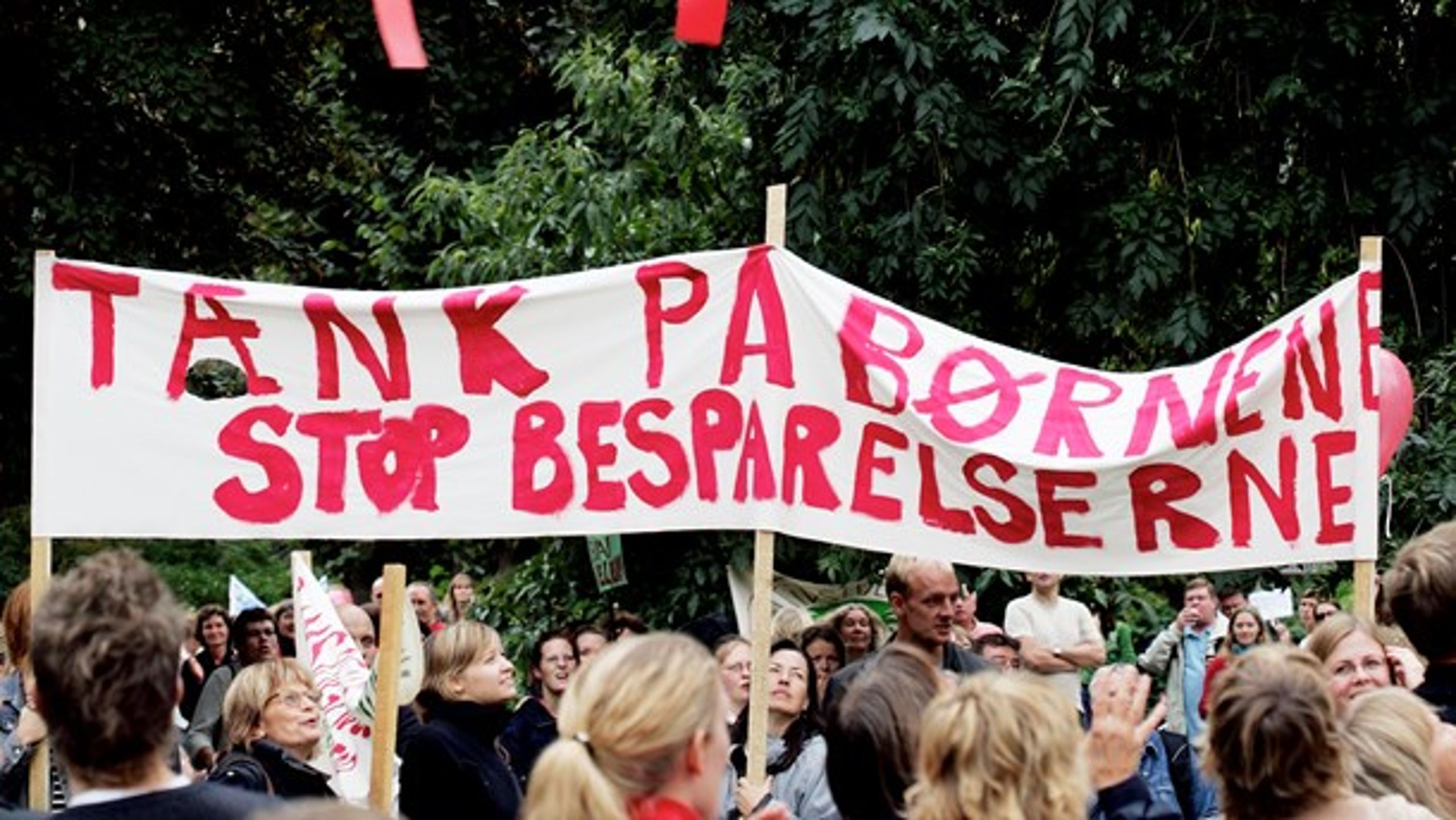 Politikere – såvel lokale som nationale – har ofte haft svært ved at overbevise borgerne om, at reduktioner af kommunale budgetter handler om effektiviseringer frem for besparelser. Og med god grund, siger forsker.