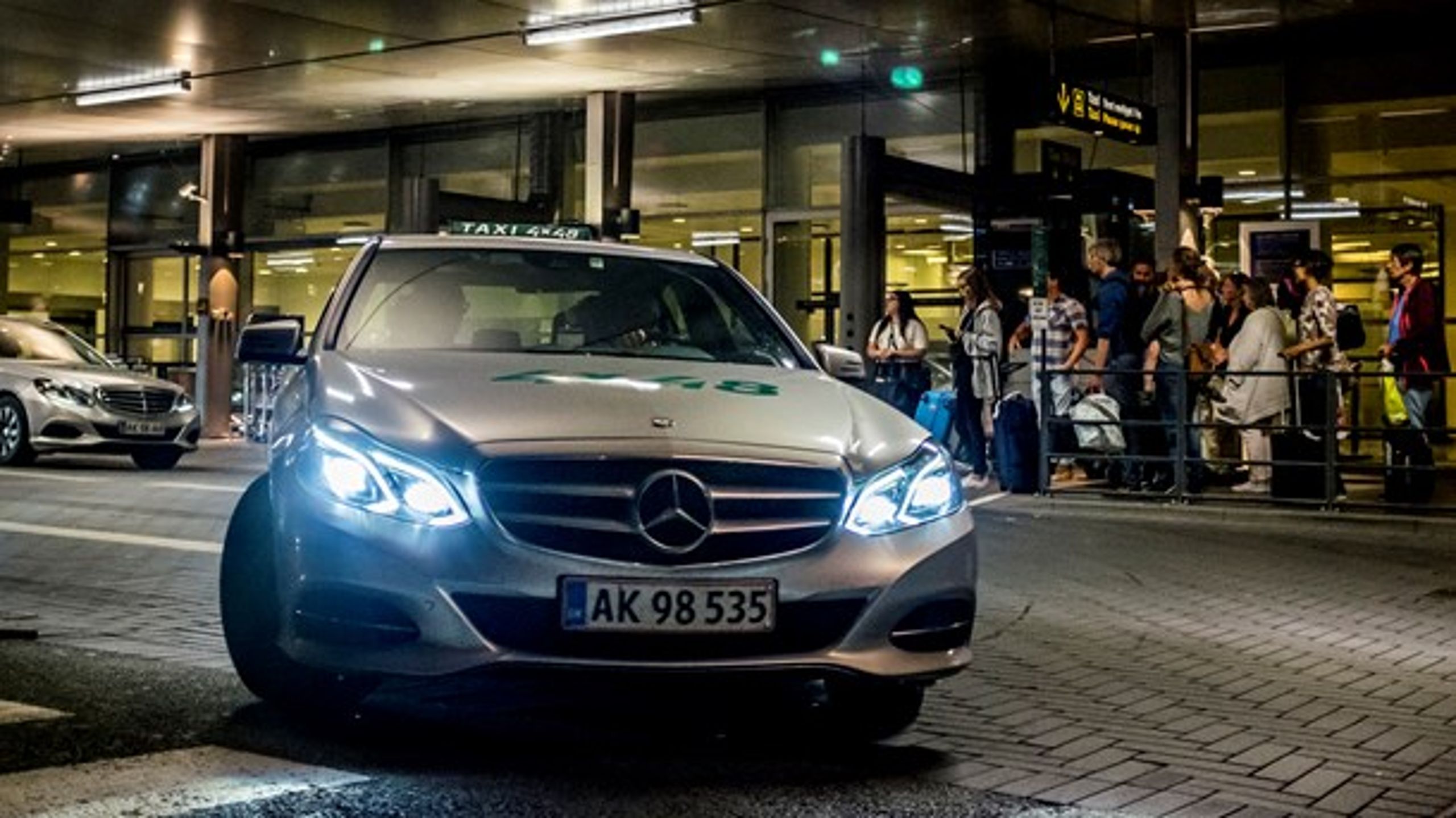 Hvorfor vil miljøforkæmperne hellere lukke Uber, så der bliver produceret flere&nbsp;nye, dyre E-klasses Mercedes taxa-biler til at køre folk rundt, spørger Laura Lindahl (LA).