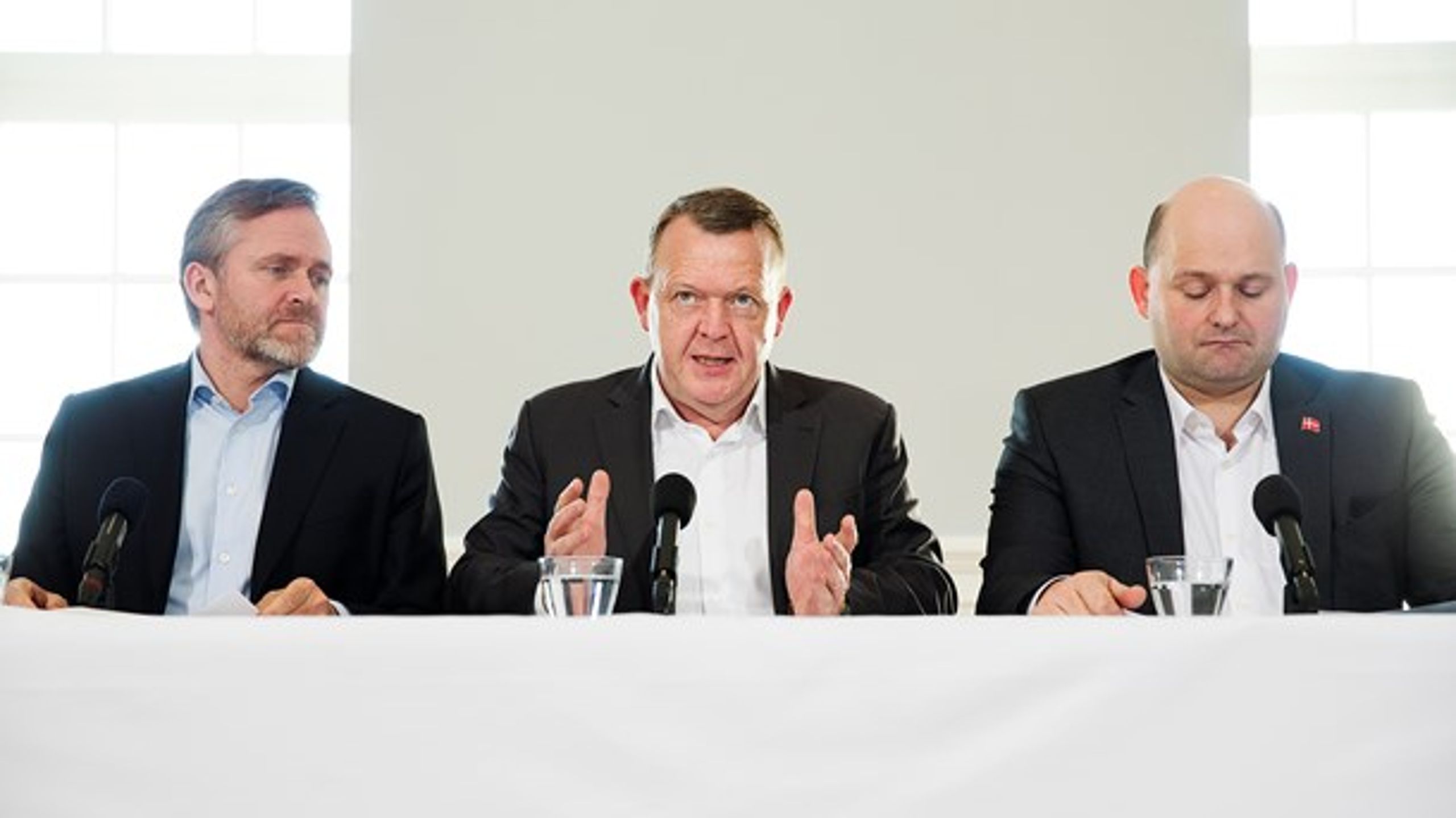 Statsminister Lars Løkke Rasmussen (V) kan glæde sig over, at blå blok har hentet rød bloks store forspring. Det skyldes dog især fremgang til Dansk Folkeparti, og at Nye Borgerlige er over spærregrænsen.&nbsp;
