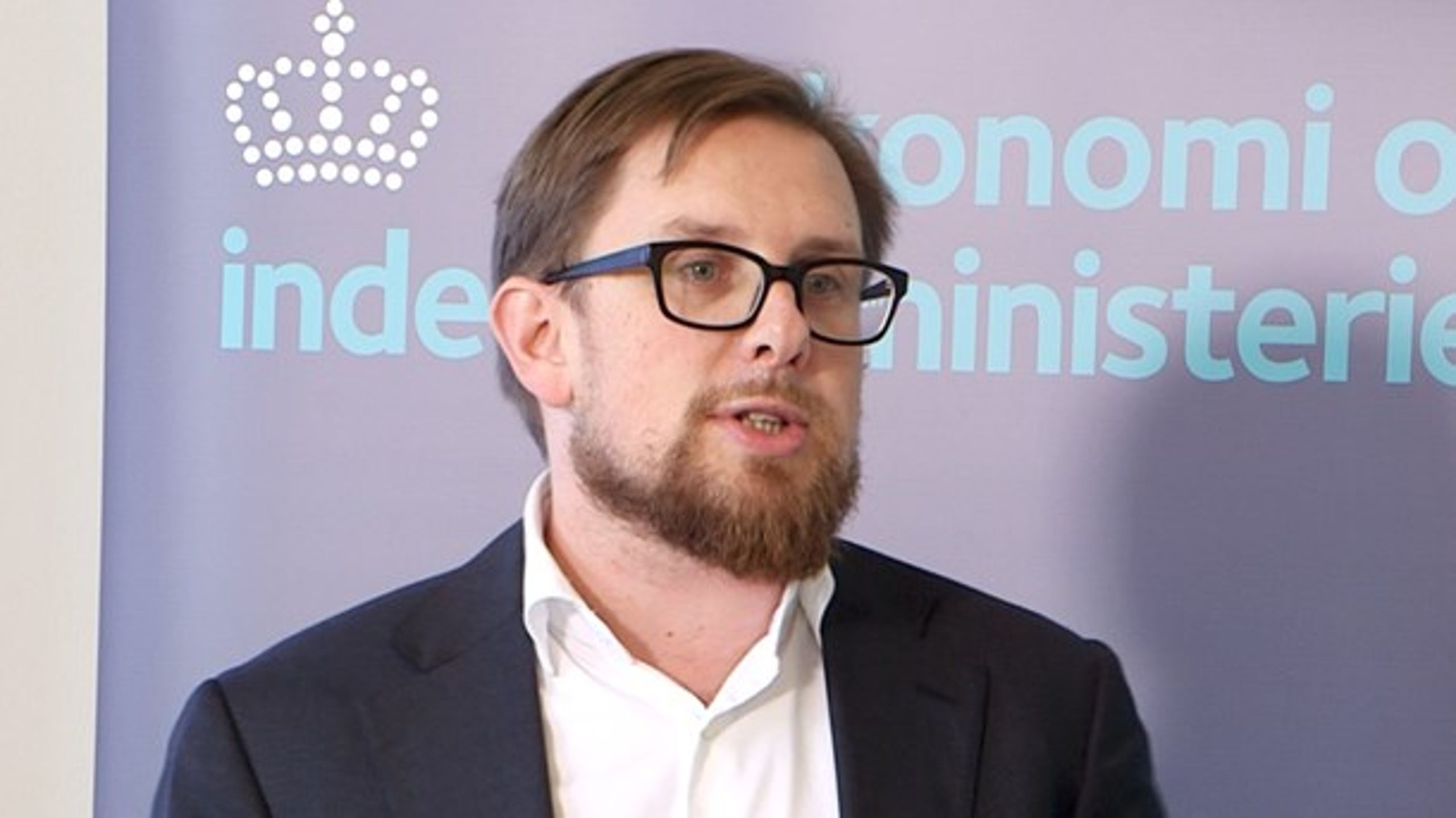 Chancen for overophedning af økonomien er mindre ved skattelettelser end øget velfærd, mener økonomi- og indenrigsminister Simon Emil Ammitzbøll (LA).