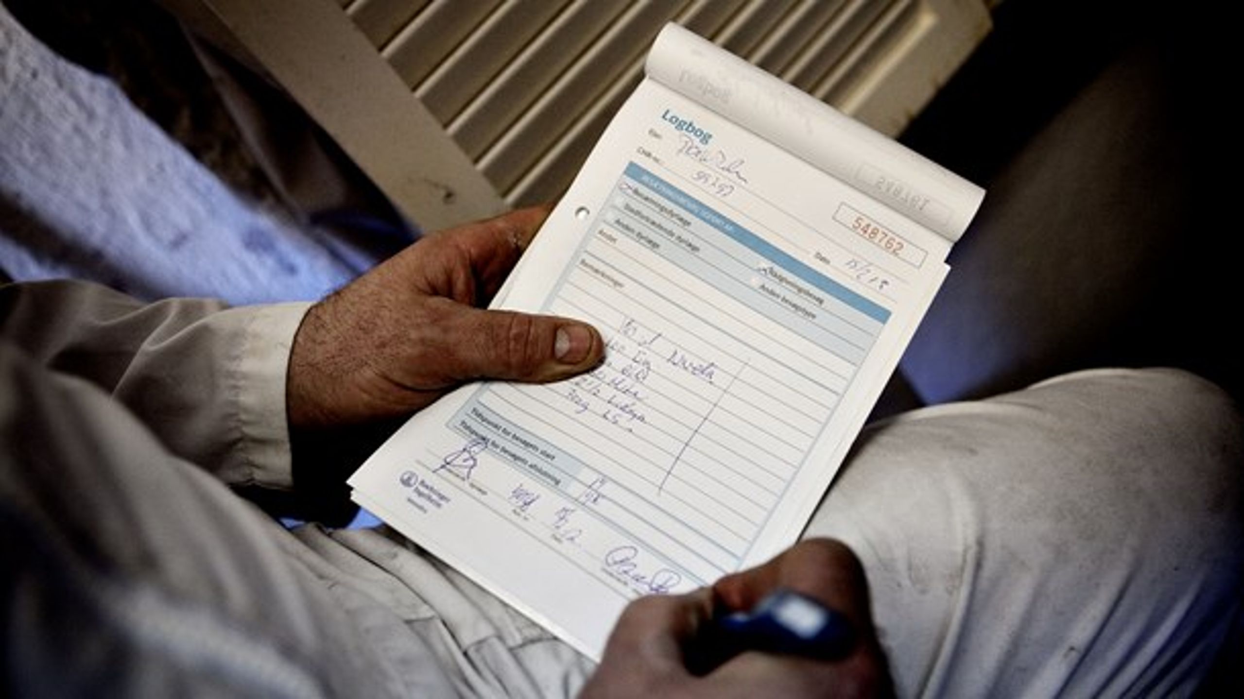 En dyrlæge udskriver medicin.