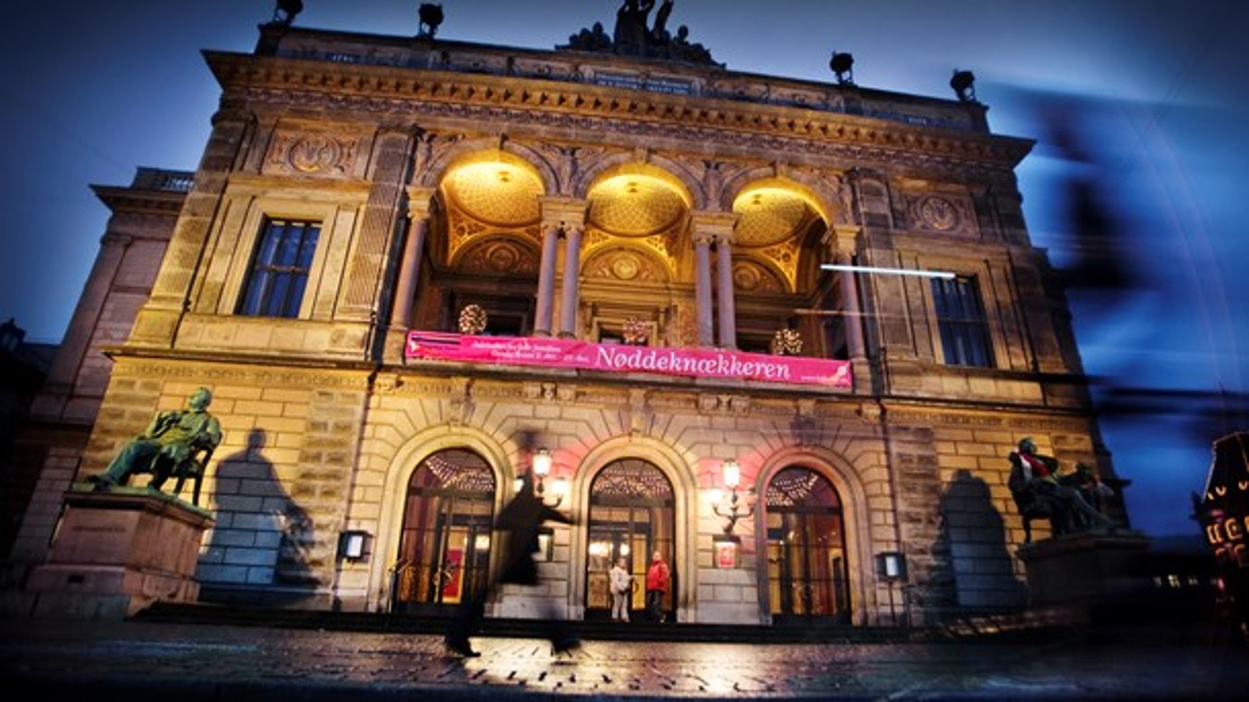 En Audi A5 midt på scenen under&nbsp;Odysseen og&nbsp;12 nye podcast er resultatet af nyt Audi-sponsorat på Det Kongelige Teater.