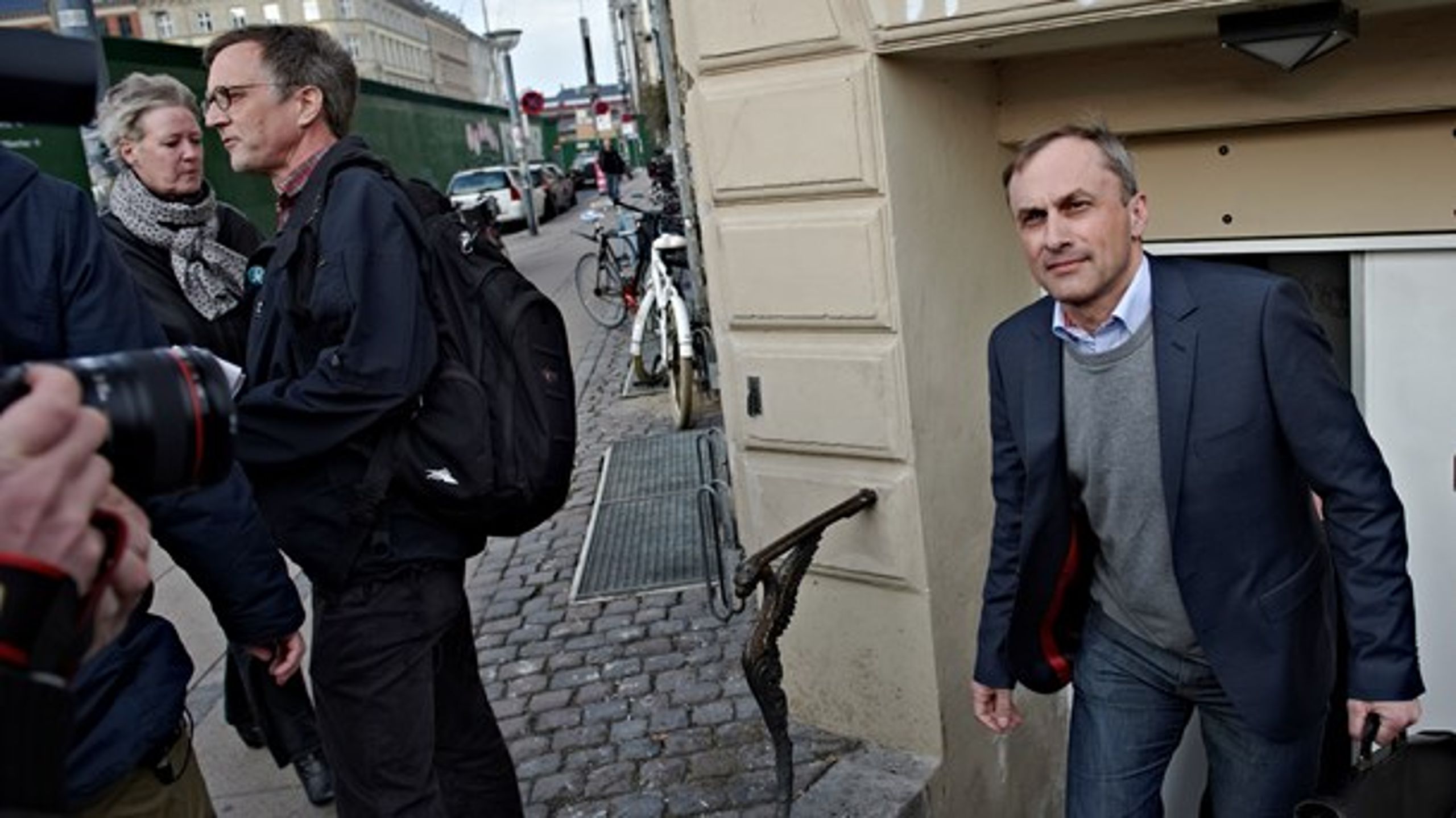 Lærernes formand, Anders Bondo Christensen, og KL’s chefforhandler, Michael Ziegler, efter et møde under lockouten&nbsp;i 2013.&nbsp;